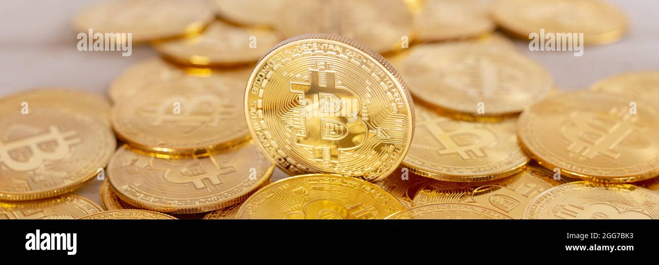 Bitcoin Krypto Währung online bezahlen digitales Geld Kryptowährung Unternehmen finanziert Panorama-Bit-Münze Stockfoto