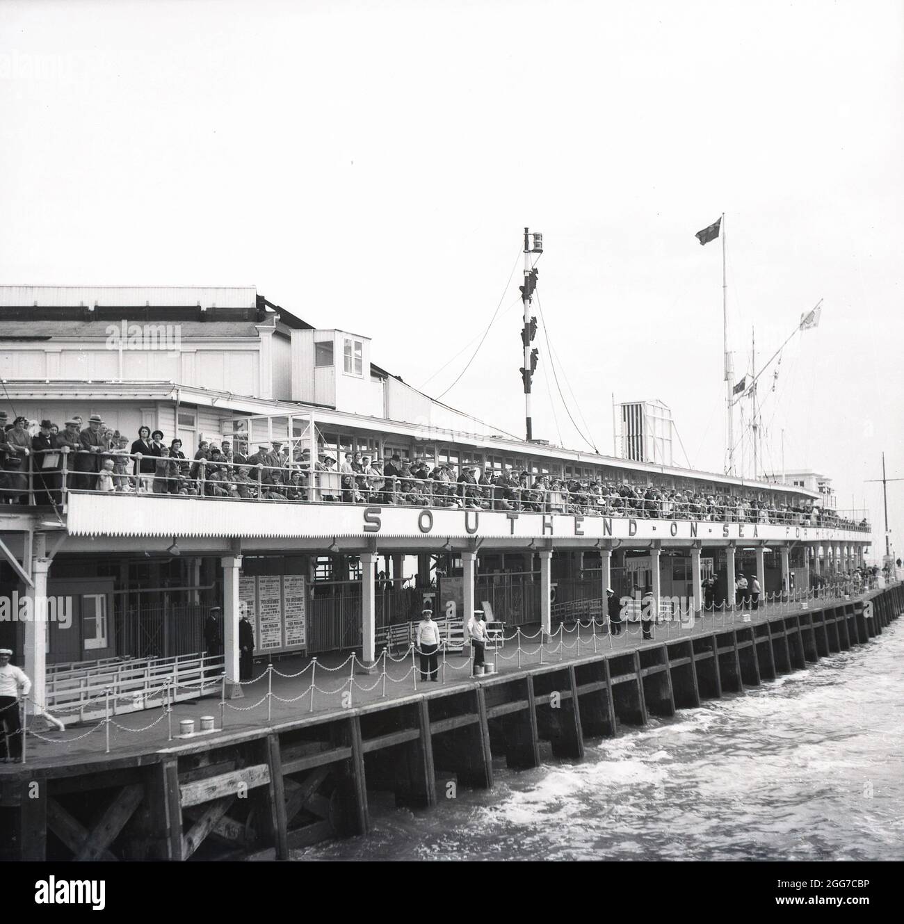 1948, historisch, versammelten sich am Ende des langen Piers in Southend on Sea, Essex, England, Großbritannien, eine große Anzahl von Menschen, um ein Anlegesteg eines Schiffes zu beobachten. Southend Pier, der sich über eine Meile bis zur Themse-Mündung erstreckt, ist der längste Pier der Welt. Ein hölzerner Pier wurde 1830 eröffnet, ein eiserner Pier ersetzt ihn 1889. 1929 wurde die Anlegestelle erweitert. Stockfoto