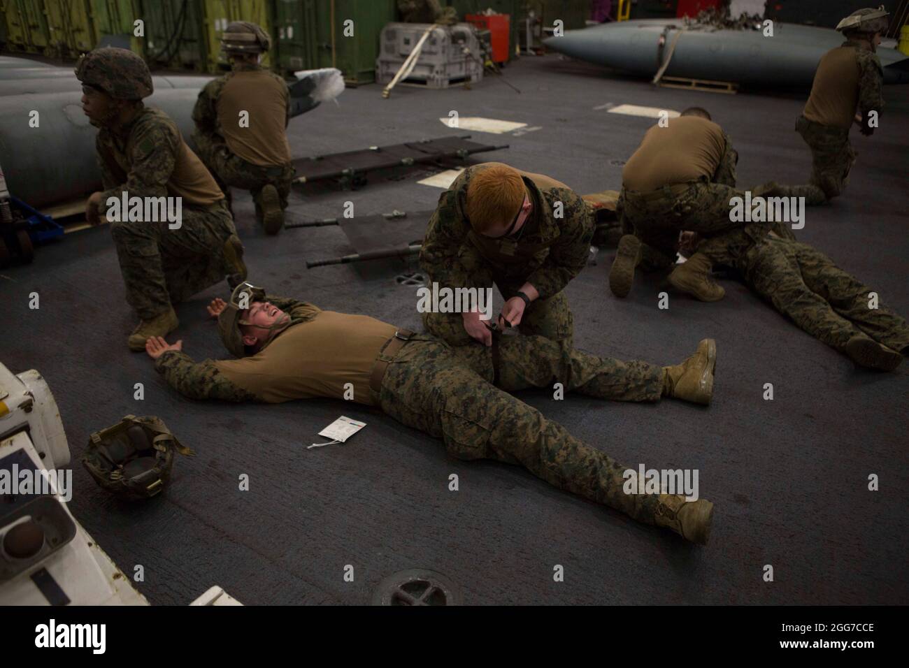 2100405-M-GJ479-048, USS IWO JIMA, Atlantik, 5. April 2021- U.S. Marineinfanteristen und Matrosen 24. Marine Expeditionary Unit (MEU), führen an Bord des amphibischen Sturmschiffs USS Iwo Jima (LHD 7) der Wasp-Klasse eine Pflegeübung durch, 5. April 2021. 24. MEU, die mit der Iwo Jima Amphibious Ready Group gestartet wurde, wird im Einsatzgebiet der Sechsten US-Flotte zur Unterstützung der nationalen Sicherheitsinteressen der USA in Europa und Afrika eingesetzt. (USA Foto des Marine Corps von Stabsfeldwebel Mark E Morrow Jr/veröffentlicht) Stockfoto