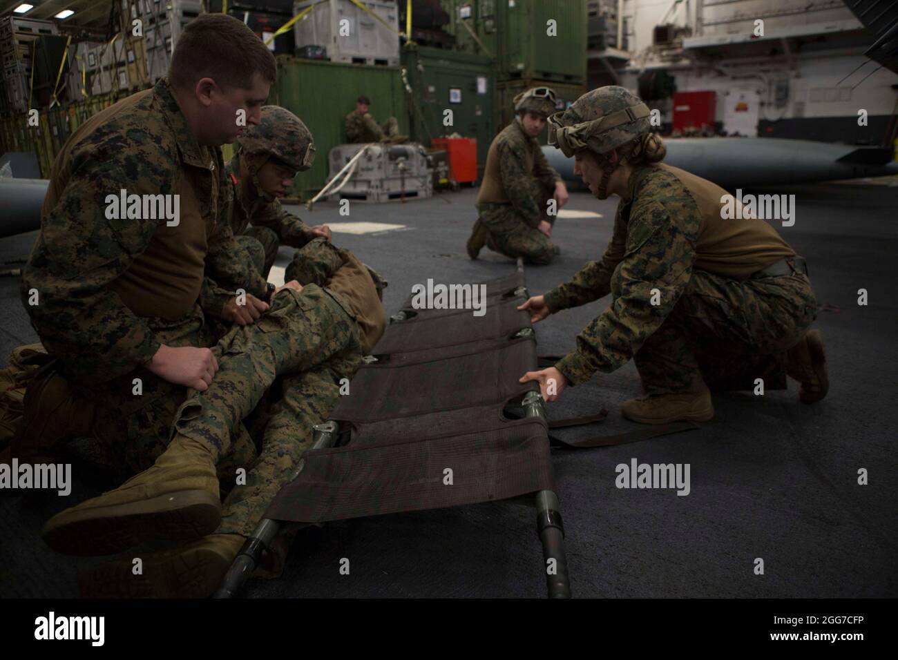 2100405-M-GJ479-068, USS IWO JIMA, Atlantic Ocean, 5. April 2021- U.S. Marines and Seemanns 24. Marine Expeditionary Unit (MEU) besetzen einen simulierten Patienten während einer Pflegeübung auf der Strecke an Bord des amphibischen Sturmschiffs USS Iwo Jima (LHD 7) der Wasp-Klasse, 5. April 2021. 24. MEU, die mit der Iwo Jima Amphibious Ready Group gestartet wurde, wird im Einsatzgebiet der Sechsten US-Flotte zur Unterstützung der nationalen Sicherheitsinteressen der USA in Europa und Afrika eingesetzt. (USA Foto des Marine Corps von Stabsfeldwebel Mark E Morrow Jr/veröffentlicht) Stockfoto