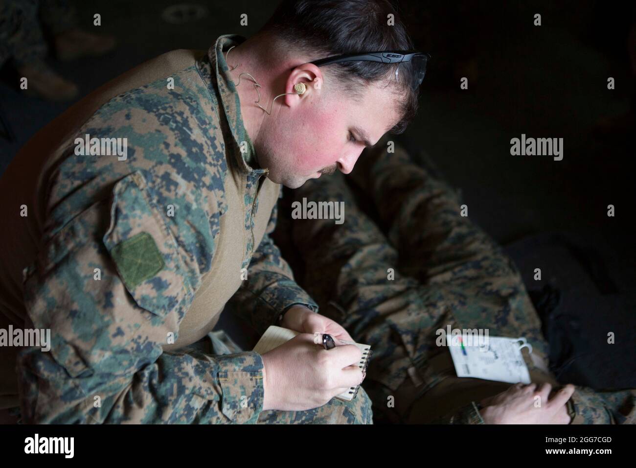 2100405-M-GJ479-088, USS IWO JIMA, Atlantischer Ozean, 5. April 2021- der US-Marine-Kleinoffizier der 2. Klasse Tyler Sack, ein Korpsmann mit der 24. Marine Expeditionary Unit (MEU), schreibt Notizen während einer auf dem Weg befindlichen Pflegeübung an Bord des amphibischen Sturmschiffs USS Iwo Jima (LHD 7) der Wasp-Klasse vom 5. April 2021 auf. 24. MEU, die mit der Iwo Jima Amphibious Ready Group gestartet wurde, wird im Einsatzgebiet der Sechsten US-Flotte zur Unterstützung der nationalen Sicherheitsinteressen der USA in Europa und Afrika eingesetzt. (USA Foto des Marine Corps von Stabsfeldwebel Mark E Morrow Jr/veröffentlicht) Stockfoto