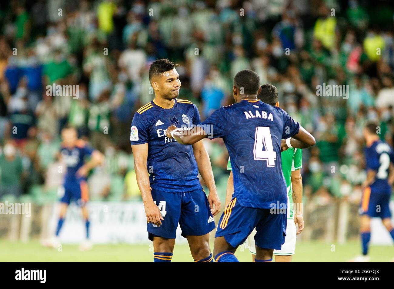 Carlos Henrique Casemiro (L) und David Alaba (R) während des Spiels von La Liga Santander 2021/2022 zwischen Real Betis und Real Madrid im Benito Villamarin Stadium in Sevilla. Endergebnis Real Betis 0:1 Real Madrid (Foto von Francis Gonzalez / SOPA Images/Sipa USA) Stockfoto