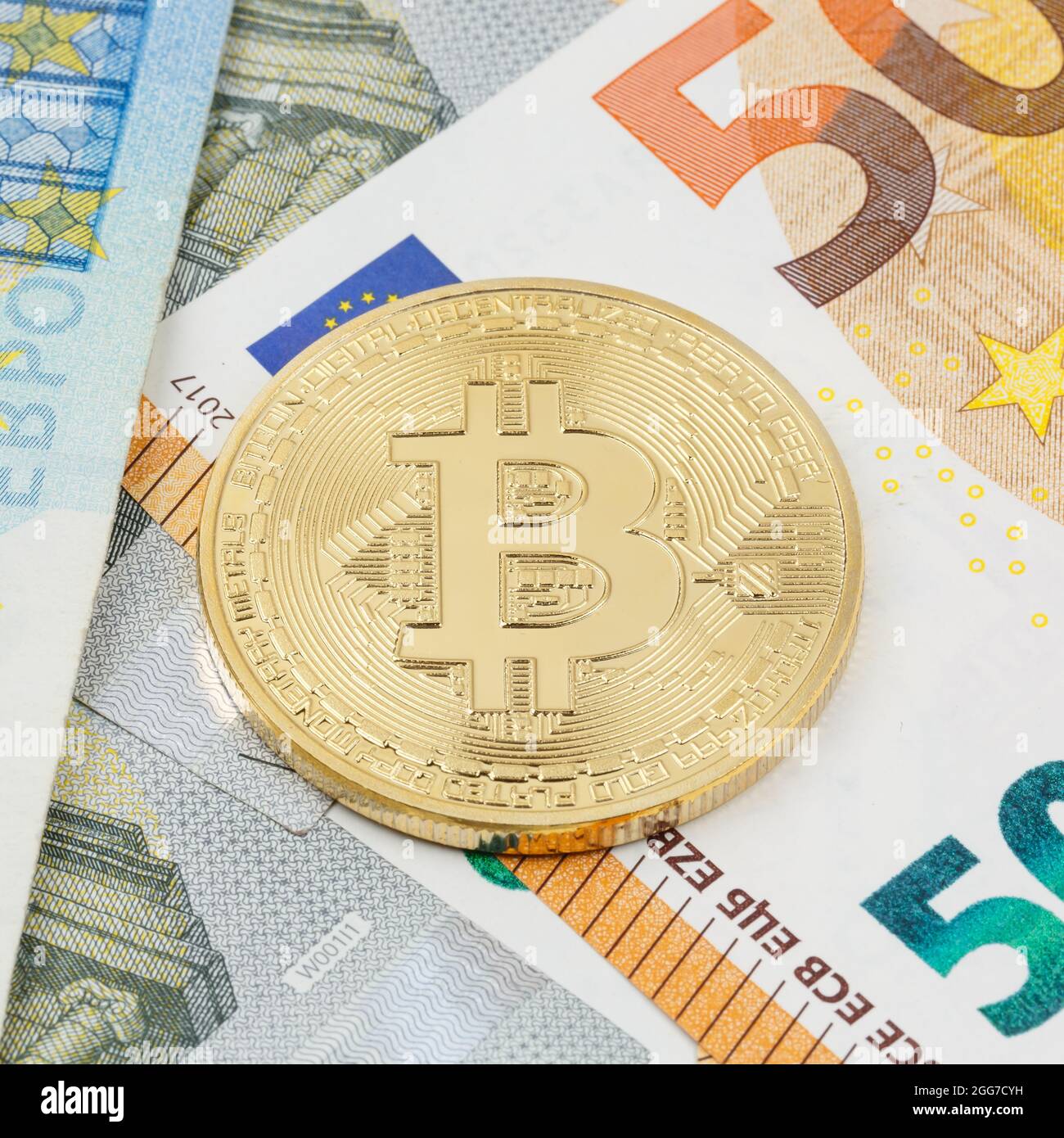 Bitcoin Krypto Währung online bezahlen digitales Geld Kryptowährung Euro Business Finanzen Quadrat Bit Münze Stockfoto