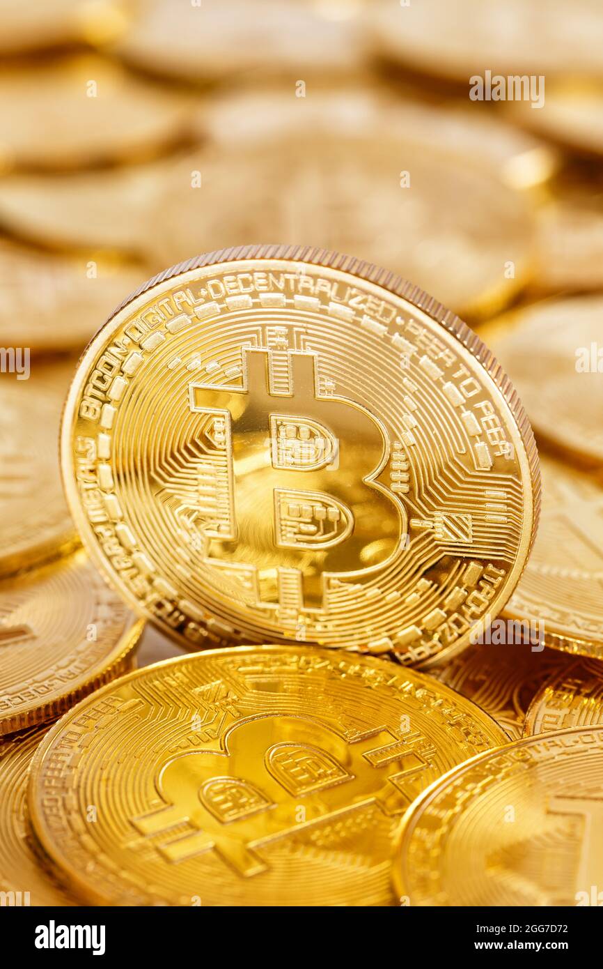 Bitcoin Krypto Währung online bezahlen digitales Geld Kryptowährung Geschäft Finanziert Bitmünze im Hochformat Stockfoto