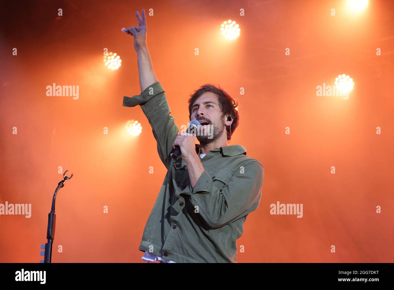 Erfurt, Deutschland. August 2021. Der deutsche Sänger Max Giesinger tritt  im Rahmen der vor Deiner Tür-Konzerte im Steigerwaldstadion auf. Quelle:  Bodo Schackowdpa-ZentralbilddpaAlamy Live News Stockfotografie - Alamy