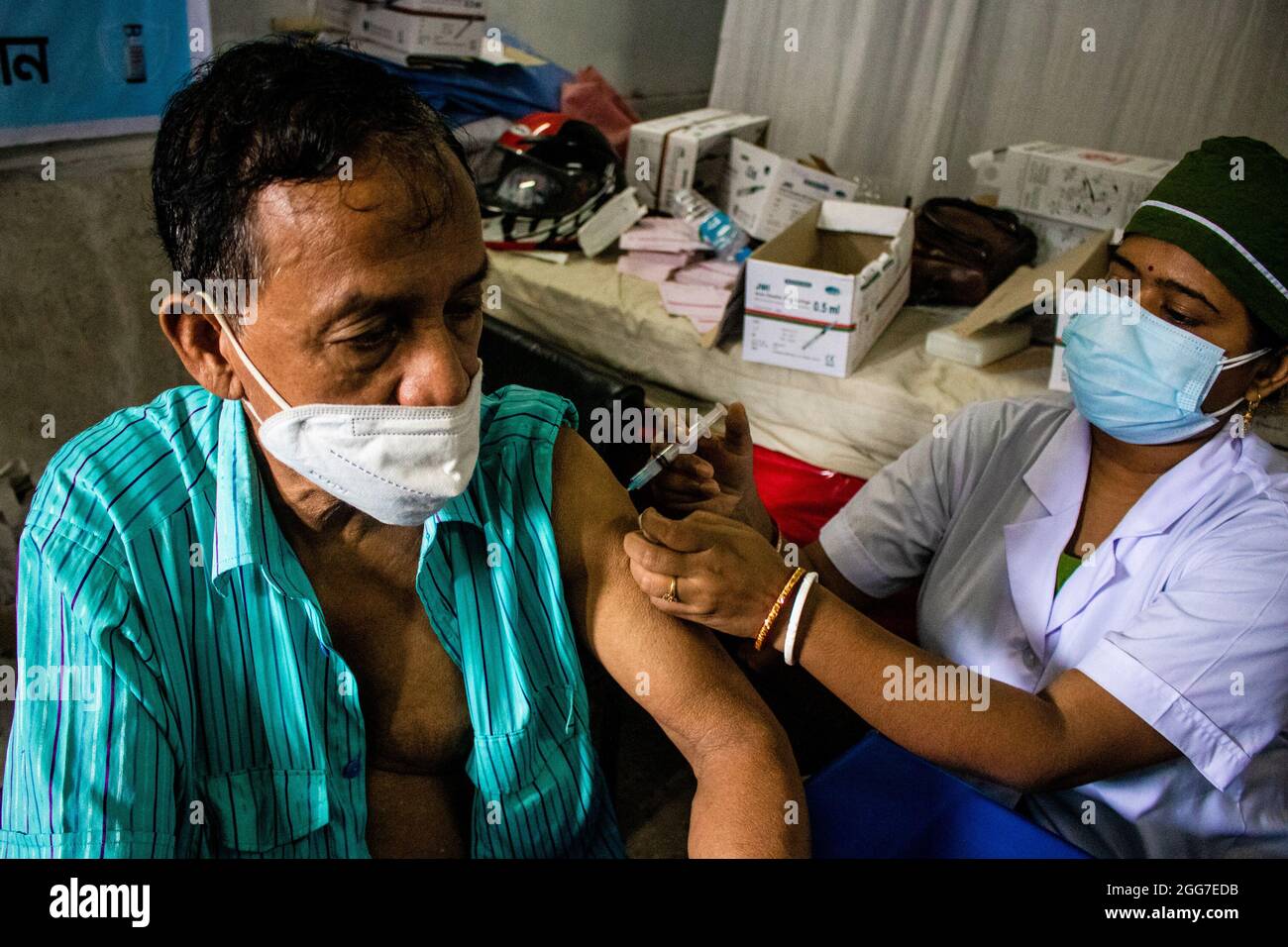 Barishal, Bangladesch. August 2021. Eine Krankenschwester verabreicht während einer Impfkampagne eine Dosis von Moderna-Impfstoff, um Infektionen durch Covid-19 im Allgemeinen Krankenhaus in Barishal zu reduzieren. Die Menschen zeigten Desinteresse für die Gabe von Sinopharm-Getising, da ein Mangel an Moderna 1. Dosen bestätigt wurde. Am 29. August 2021 in Barishal, Bangladesch. (Foto von MD Niamul Hossain Rifat / Eyepix Group) Quelle: Eyepix Group/Alamy Live News Stockfoto