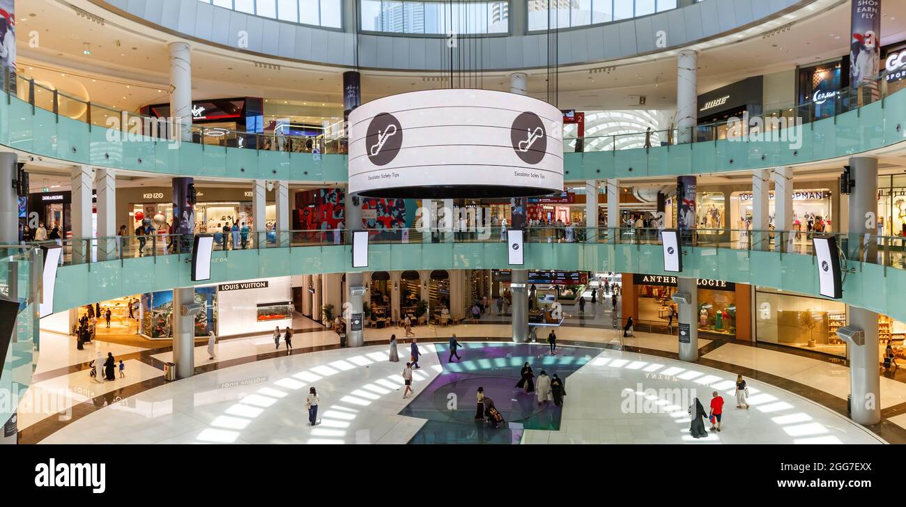 Dubai, Vereinigte Arabische Emirate - 27. Mai 2021: Dubai Mall Luxury Shopping Centre Panorama in Dubai, Vereinigte Arabische Emirate. Stockfoto