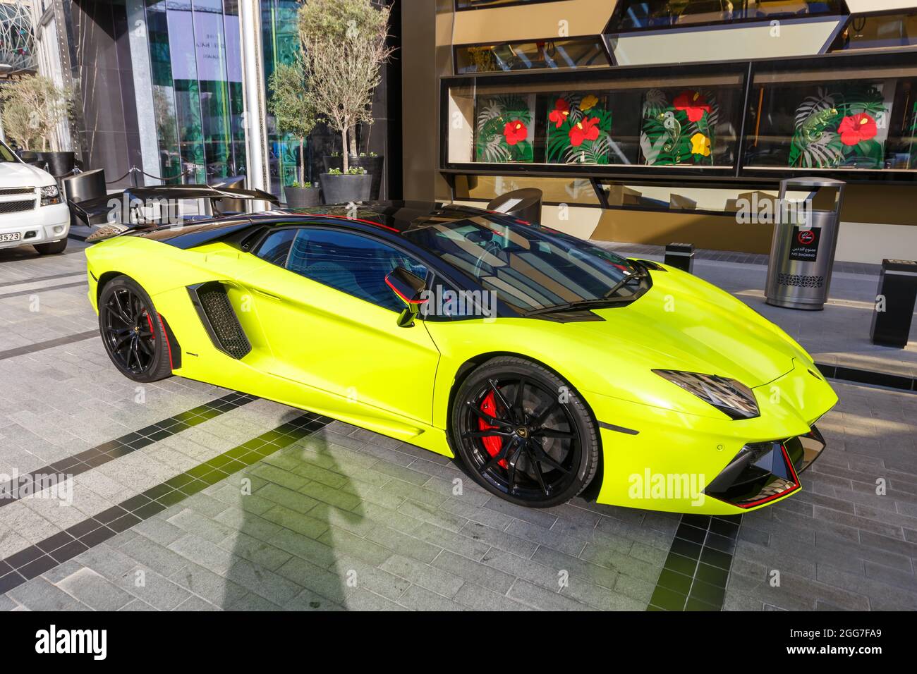 Dubai, Vereinigte Arabische Emirate - 26. Mai 2021: Lamborghini Aventador Luxusauto in der Dubai Mall in Dubai, Vereinigte Arabische Emirate. Stockfoto