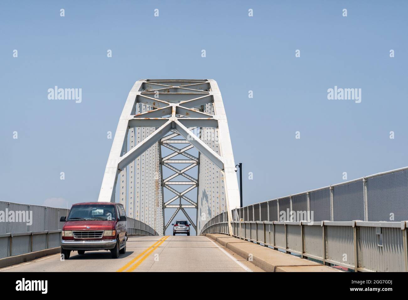 Chaesapeake City, MD - 7. Juli 2021: Die Chaesapeake City Bridge ist eine historische Bogenbrücke aus dem Jahr 1949, die den Kanal von Chaesapeake und Delaware überquert. Stockfoto