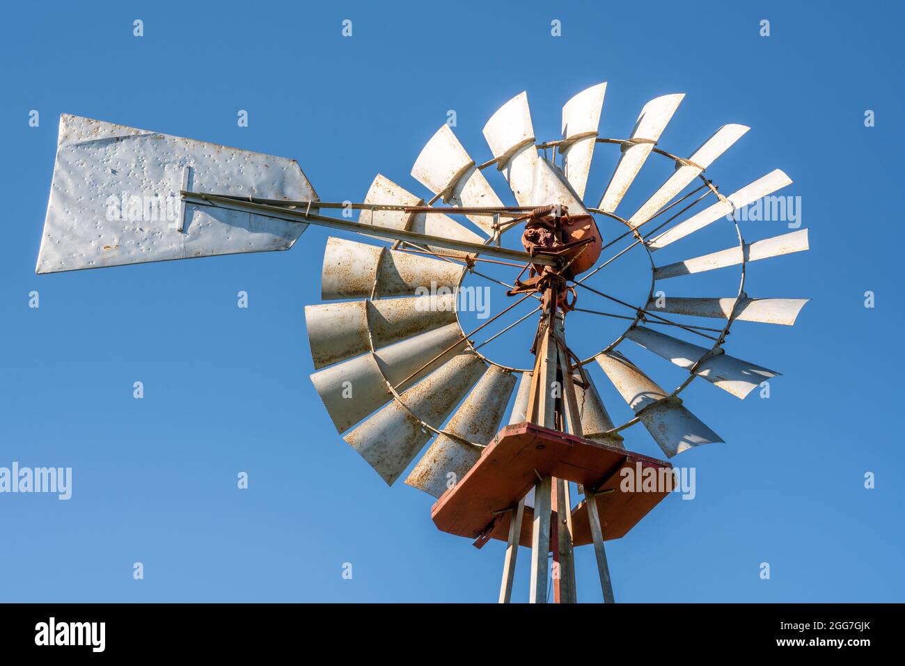 Klassische Metall-Windmühle manchmal als Windpumpe oder Windmotor zieht Wasser aus dem Boden Stockfoto
