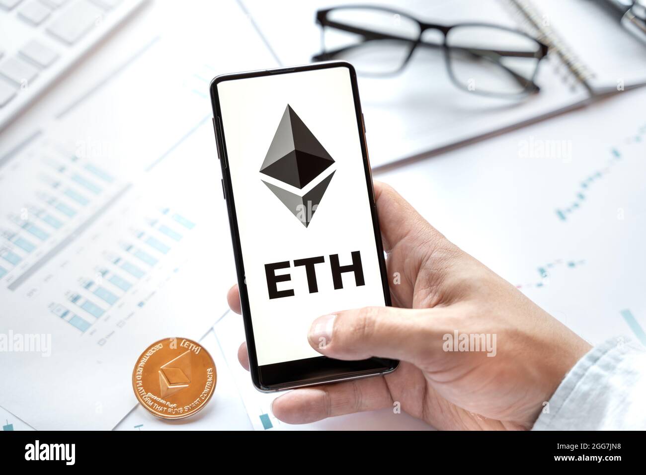 Russland Moskau 24.06.21 Logo der Ethereum-Münze im Mobiltelefon. Kryptowährung ETH-Token. Trading-Blockchain-Plattform zum Kauf, Verkauf auf dezentralem Excha Stockfotografie - Alamy