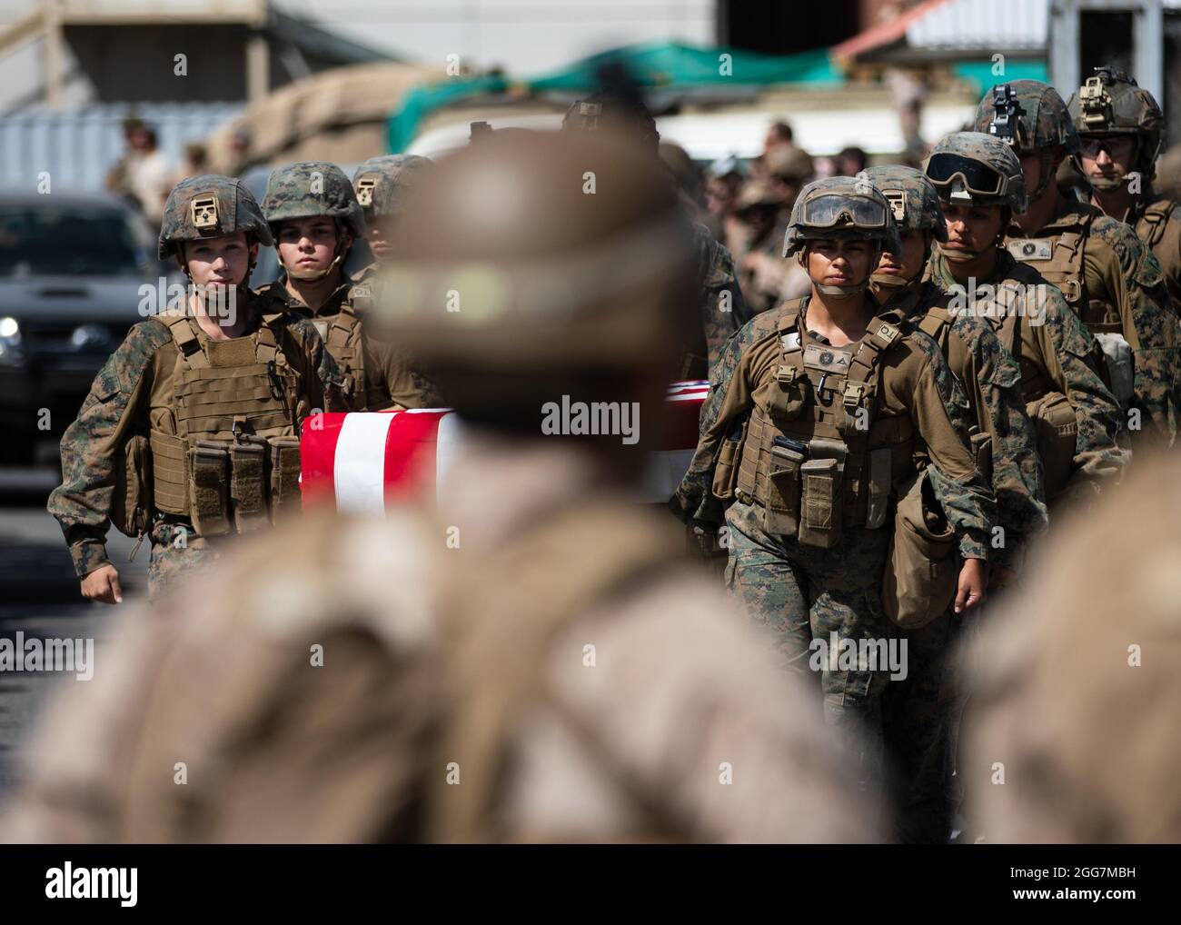United States Marines ehren ihre Gefallenen während einer Rampenzeremonie auf dem Hamid Karzai International Airport, August 27. Stockfoto