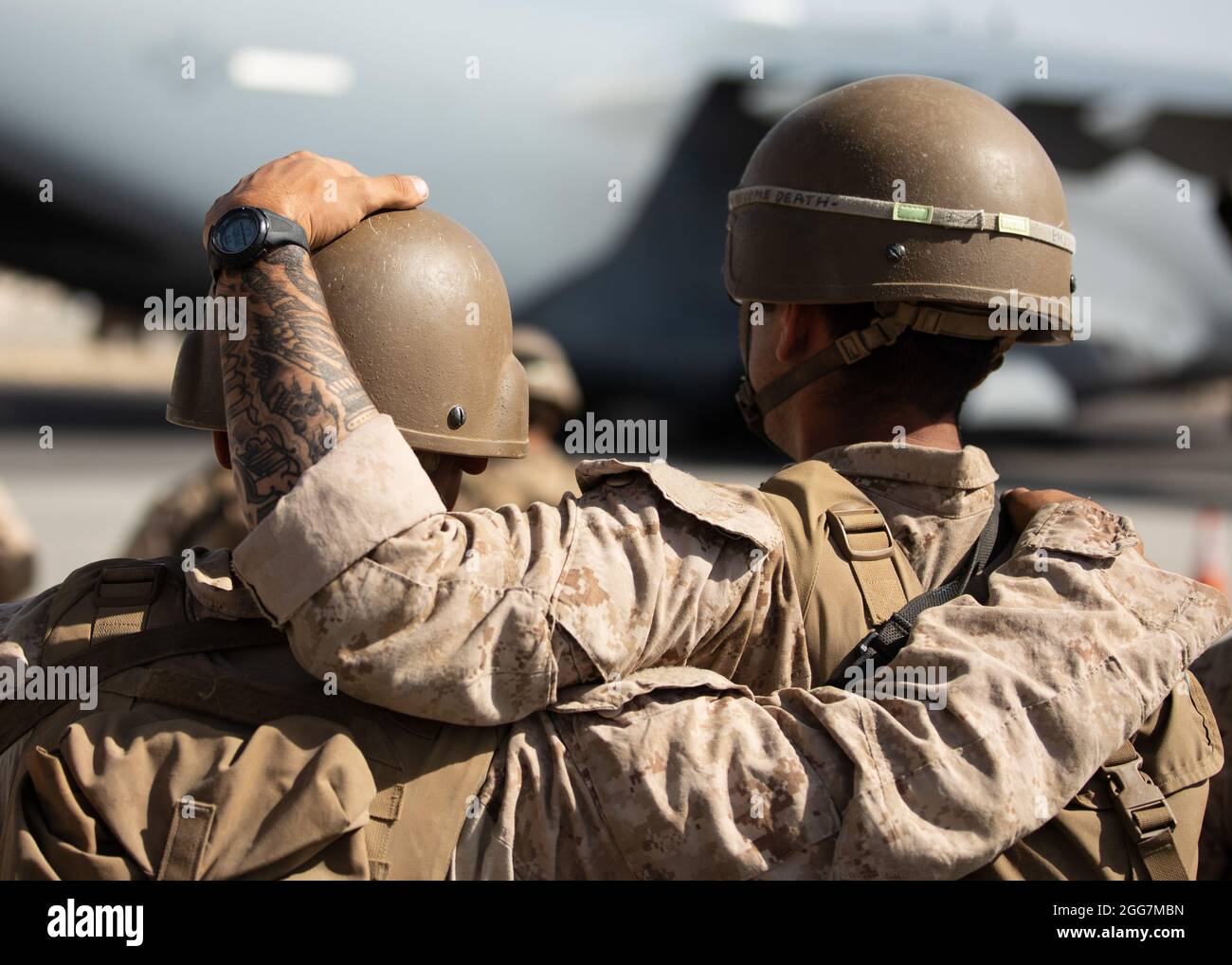 United States Marines ehren ihre Gefallenen während einer Rampenzeremonie auf dem Hamid Karzai International Airport, August 27. Stockfoto