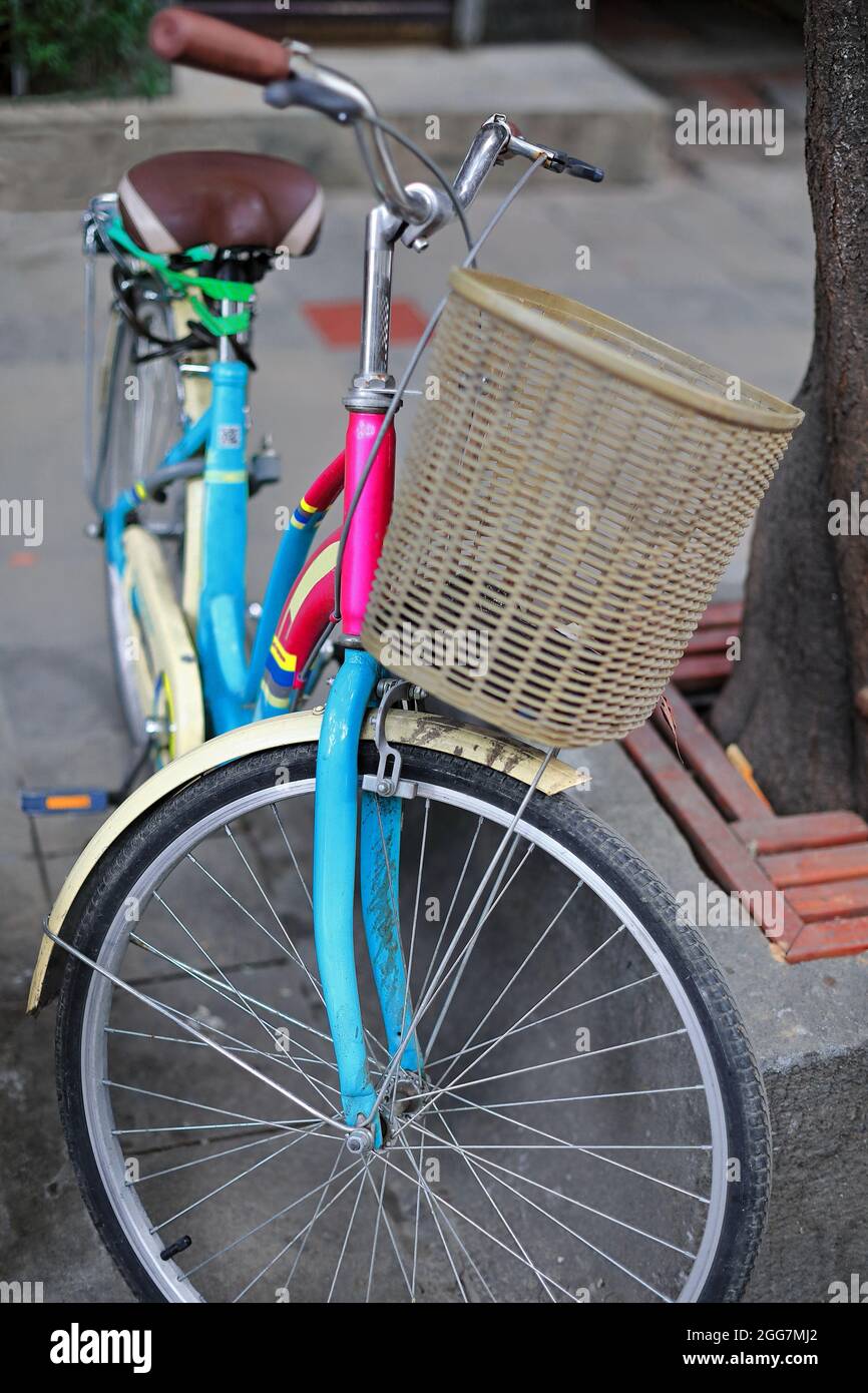 Pink-gelb-blau bemaltes Fahrrad auf dem Bürgersteig-Shuyuanmen Culture Street. XI'an-Shaanxi-China-1548 Stockfoto
