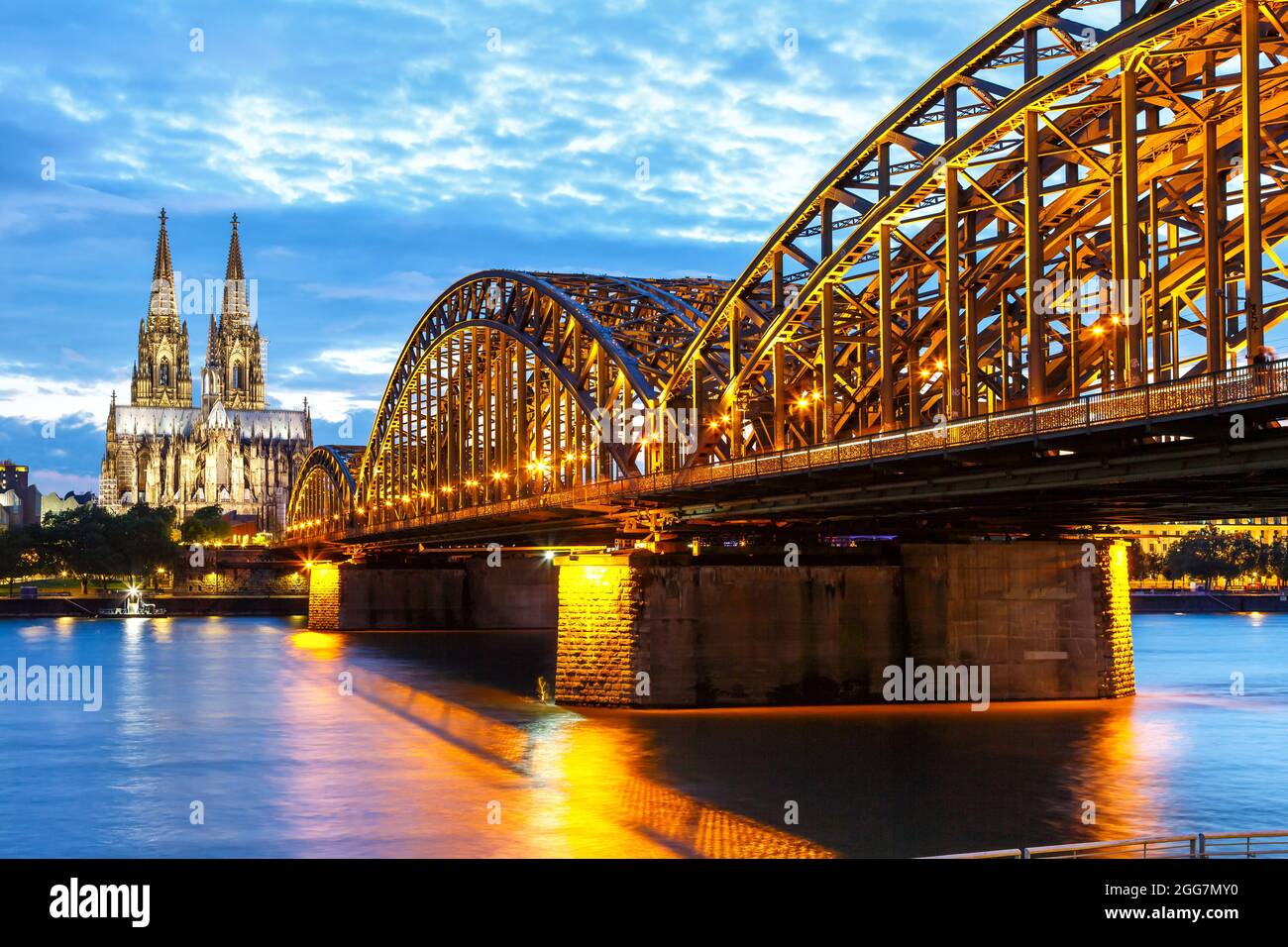 Skyline der Kölner Domstadt und Hohenzollernbrücke mit Rhein in Deutschland bei Dämmerung Stockfoto