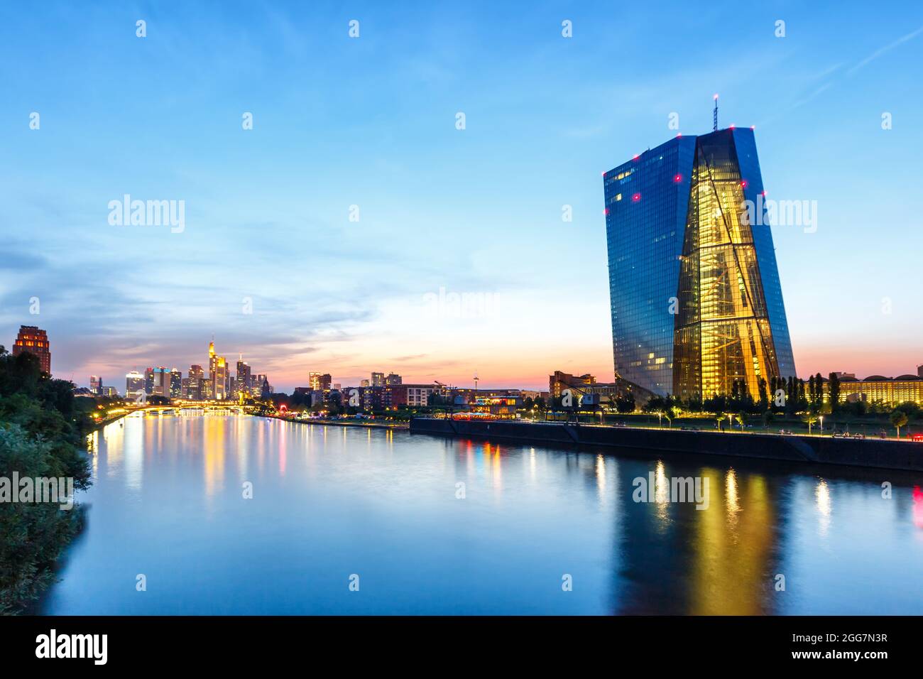 Frankfurter Skyline mit dem Wolkenkratzer der Europäischen Zentralbank am Main der EZB in der Dämmerung Deutschlands Stockfoto