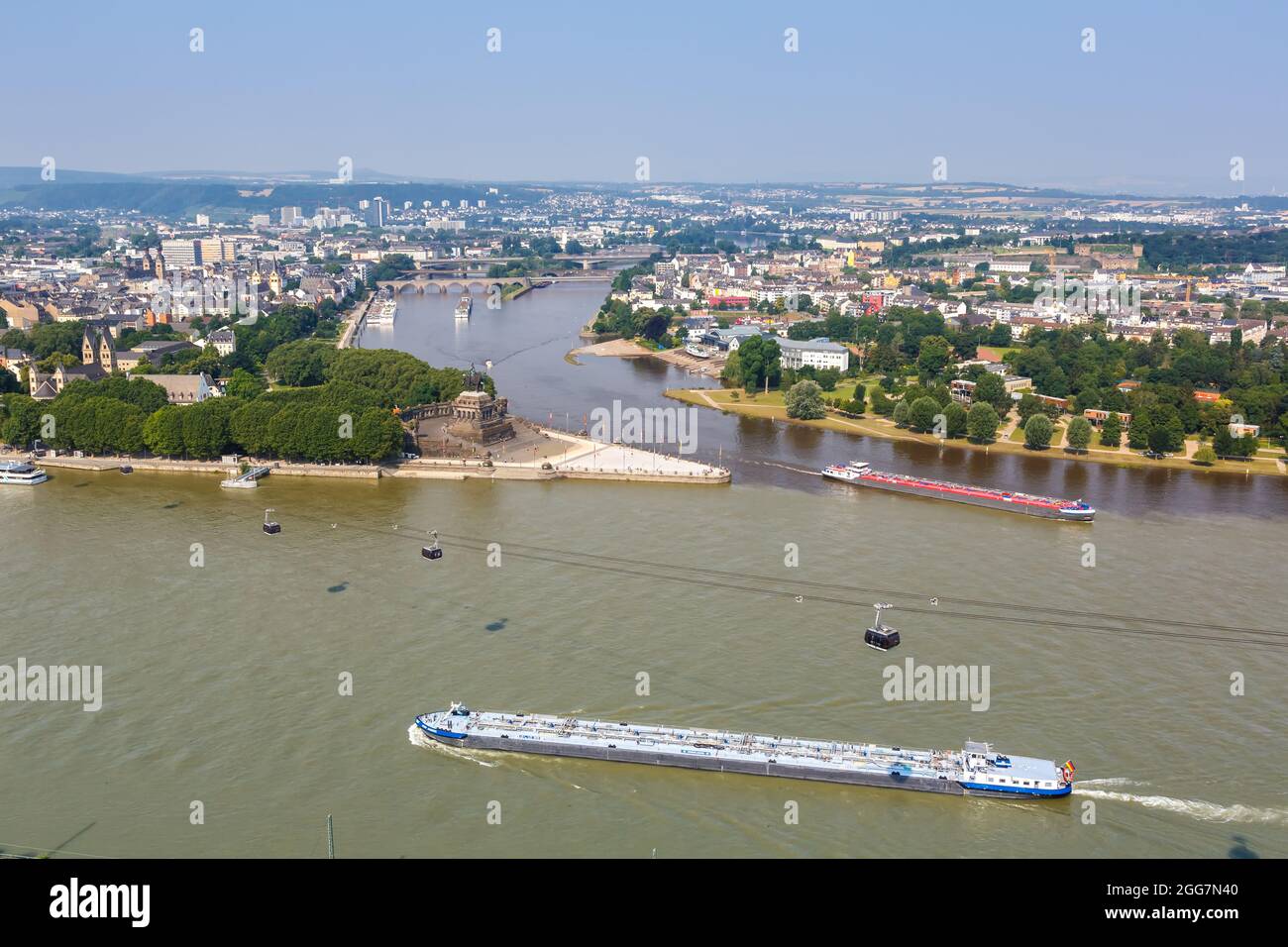 Koblenz Deutsches Eck Deutsche Ecke Rhein Mosel mit Schiffen Boote und Seilbahn in Deutschland Reisen Stockfoto