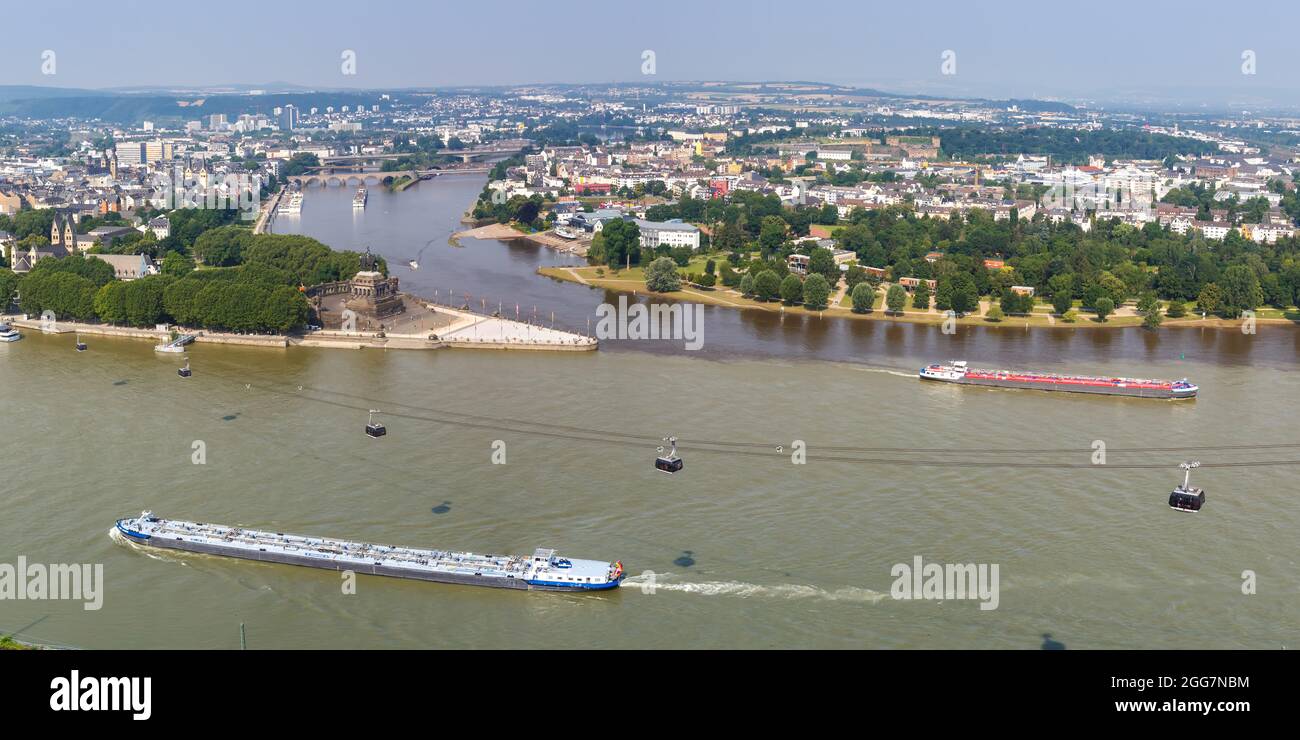 Koblenz Deutsches Eck Deutsches Eck Rheinmoselpanorama mit Schiffen Boote und Seilbahn in Deutschland Reisen Stockfoto