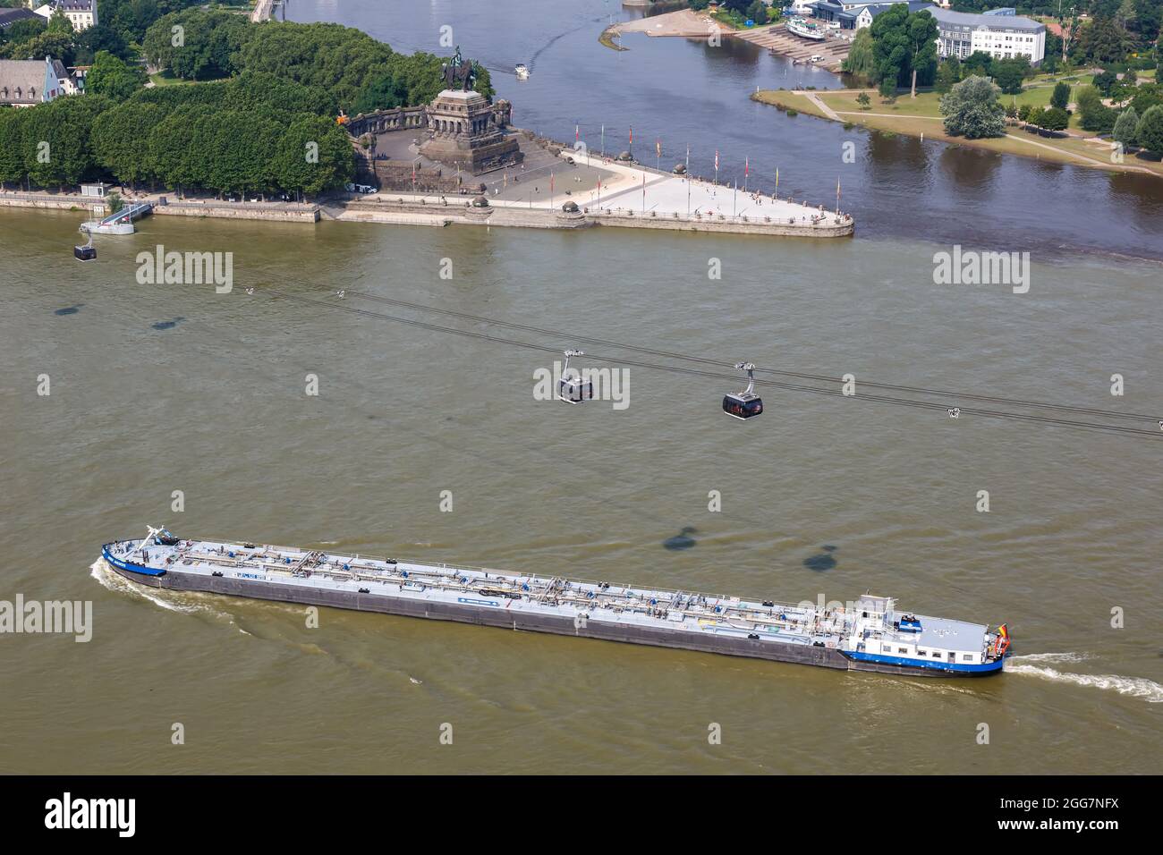 Koblenz Deutsches Eck Deutsche Ecke Rhein Mosel mit Schiffen Boote und Seilbahn in Deutschland Reisen Stockfoto