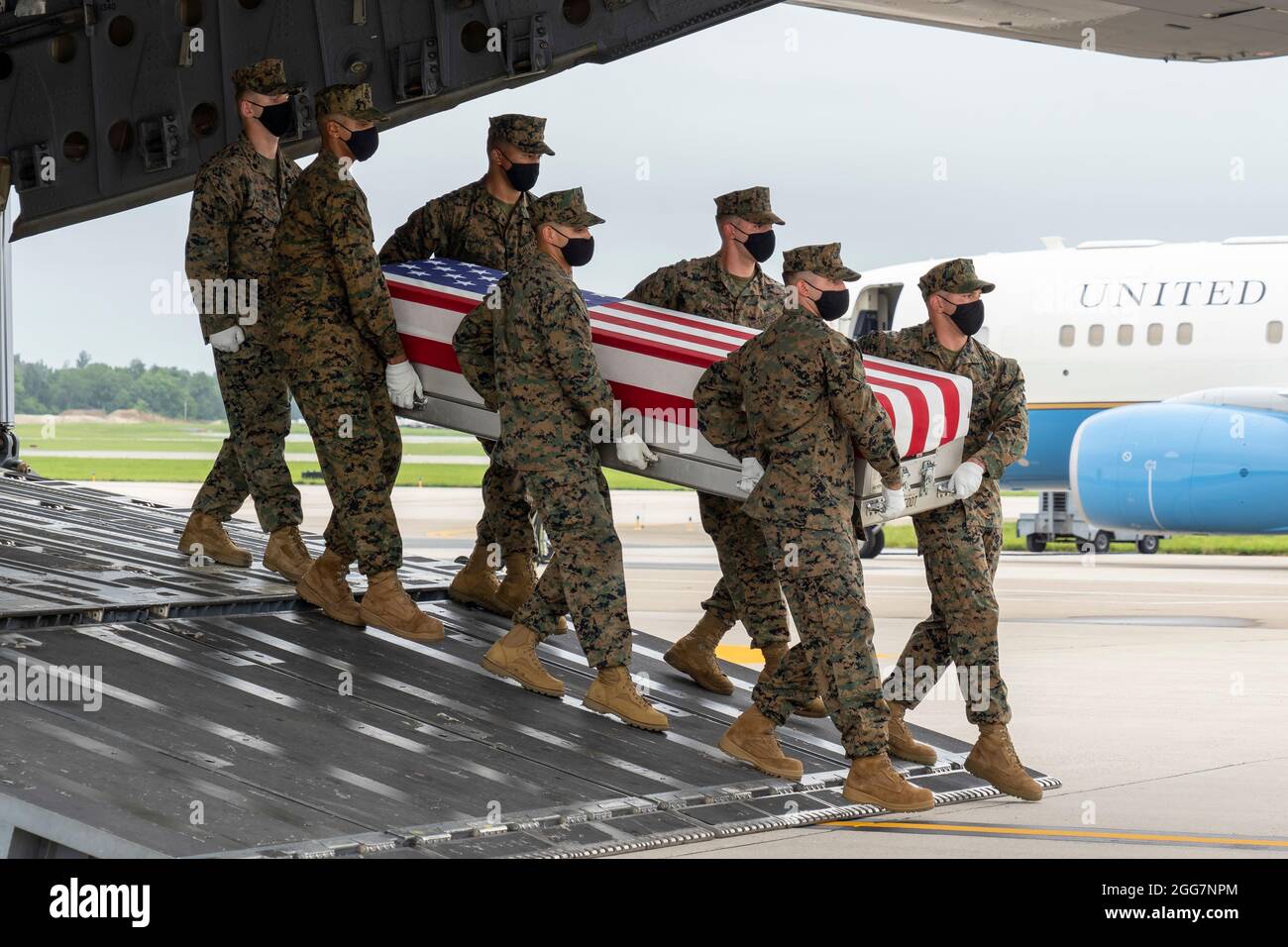 Ein U.S. Marine Corps Carry Team überträgt die Überreste des Marine Corps Sgt. Nicole L. Gee aus Sacramento, Kalifornien, 29. August 2021 auf dem Luftwaffenstützpunkt Dover, Delaware. Gee wurde der 2D Marine Logistics Group, II Marine Expeditionary Force, Camp Lejeune, North Carolina, zugewiesen. (USA Luftwaffe Foto von Jason Minto) Stockfoto