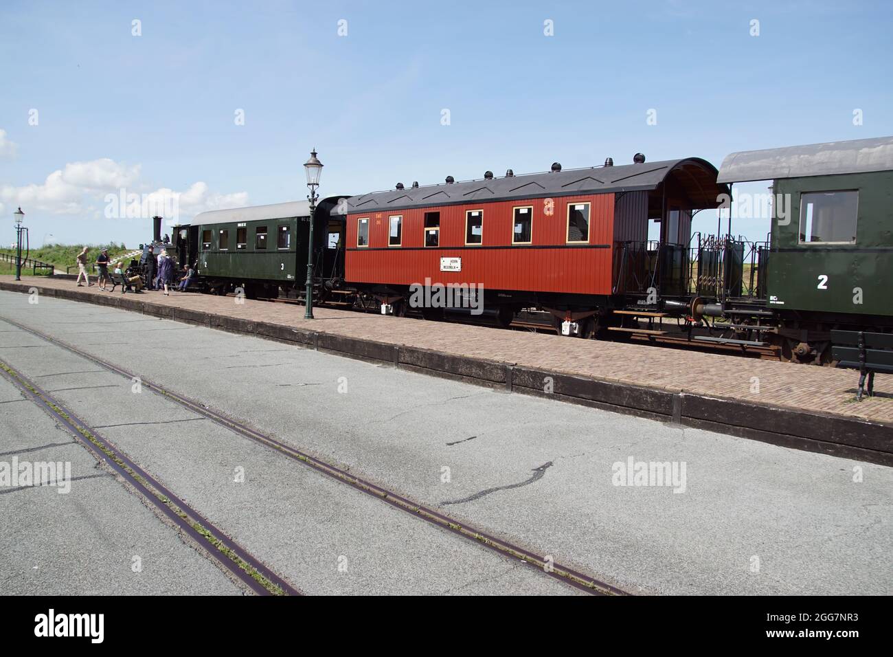 Museum Dampftram (Museumsstram) Hoorn-Medemblik (SHM) betreibt einen Service mit historischer Dampftram-Ausrüstung auf der touristischen Eisenbahn (Museumslinie) Stockfoto