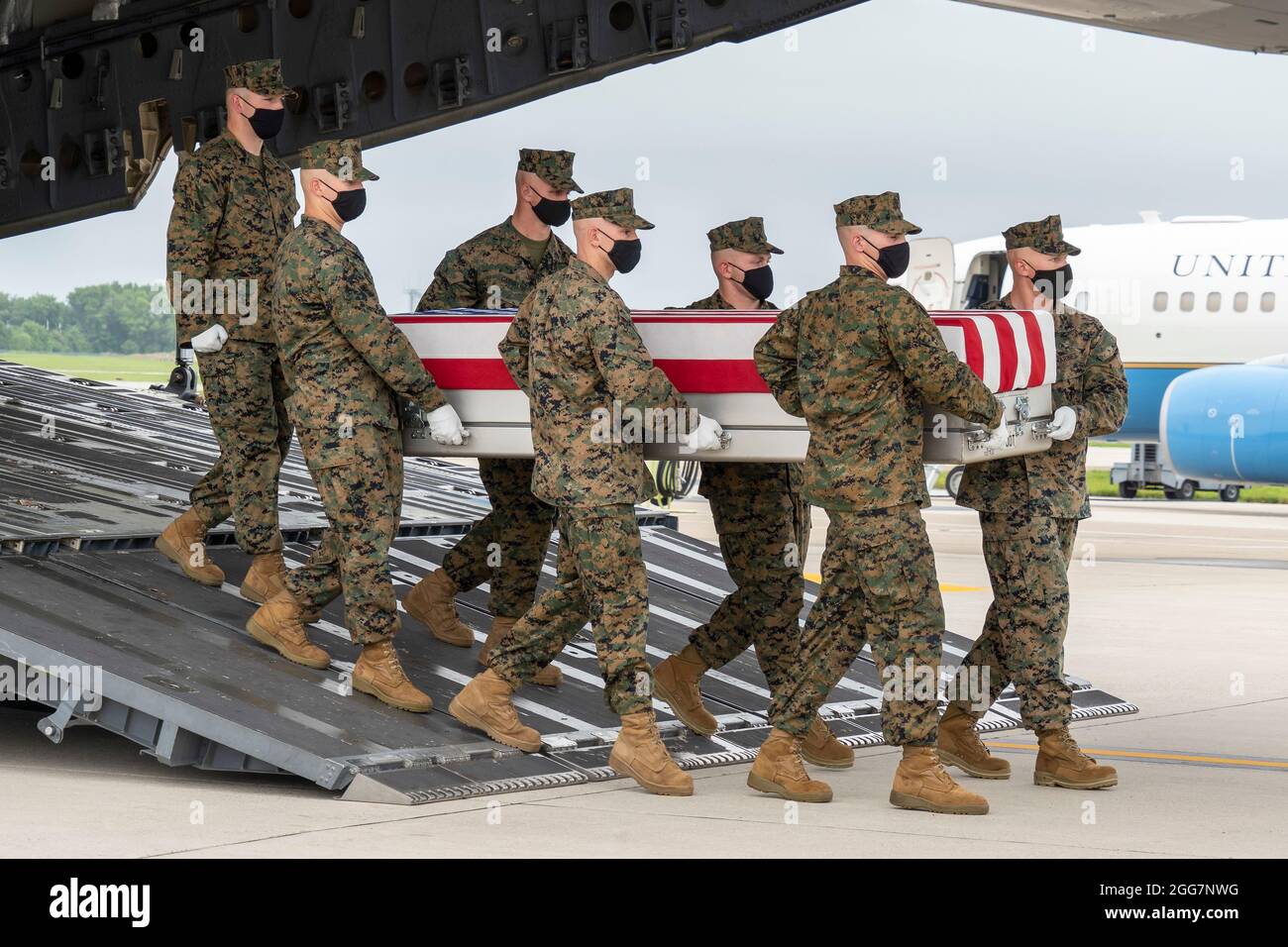 Ein U.S. Marine Corps Carry Team überträgt die Überreste des Marine Corps Sgt. Johanny Rosariopichardo aus Lawrence, Massachusetts, 29. August 2021 auf dem Dover Air Force Base, Delaware. Rosariopichardo wurde der 5. Marine Expeditionary Brigade, Naval Support Activity Bahrain, zugewiesen. (USA Luftwaffe Foto von Jason Minto) Stockfoto