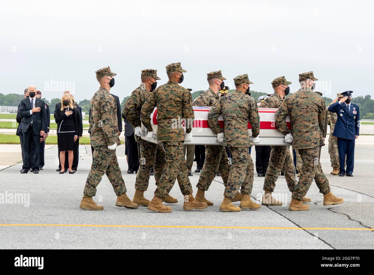 Ein U.S. Marine Corps Carry Team überträgt die Überreste des Marine Corps Lance CPL. Dylan R. Merola von Rancho Cucamonga, Kalifornien, 29. August 2021 auf der Dover Air Force Base, Delaware. Merola wurde dem 2. Bataillon, dem 1. Marine-Regiment, der 1. Marine-Division, der I Marine Expeditionary Force, Camp Pendleton, Kalifornien, zugewiesen. (USA Luftwaffe Foto von Jason Minto) Stockfoto