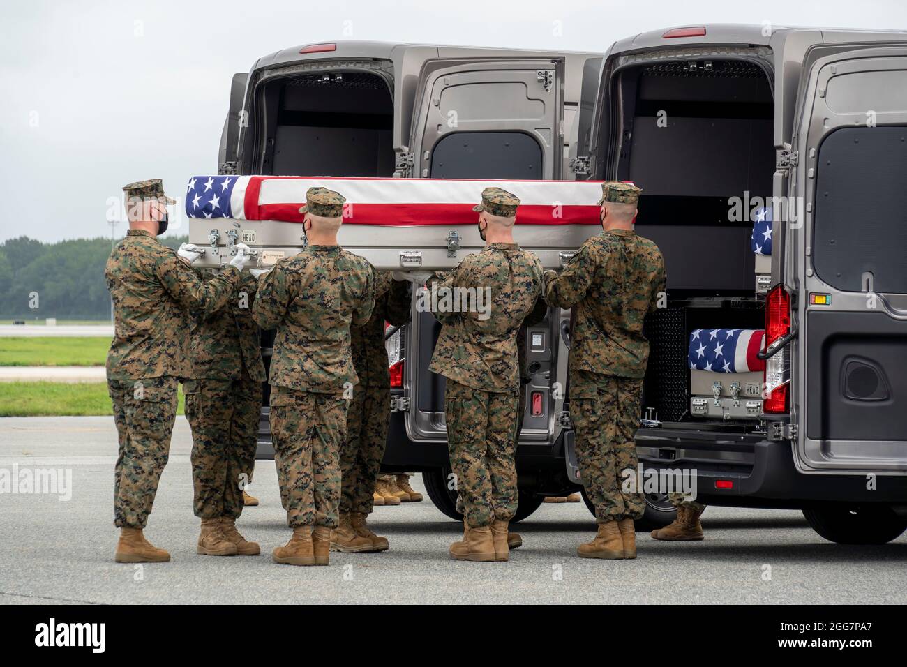 Ein U.S. Marine Corps Carry Team überträgt die Überreste des Marine Corps Lance CPL. Kareem M. Nikoui aus Norco, Kalifornien, 29. August 2021 auf der Dover Air Force Base, Delaware. Nikoui wurde dem 2. Bataillon, dem 1. Marine-Regiment, der 1. Marine-Division, der I Marine Expeditionary Force, Camp Pendleton, Kalifornien, zugewiesen. (USA Luftwaffe Foto von Jason Minto) Stockfoto