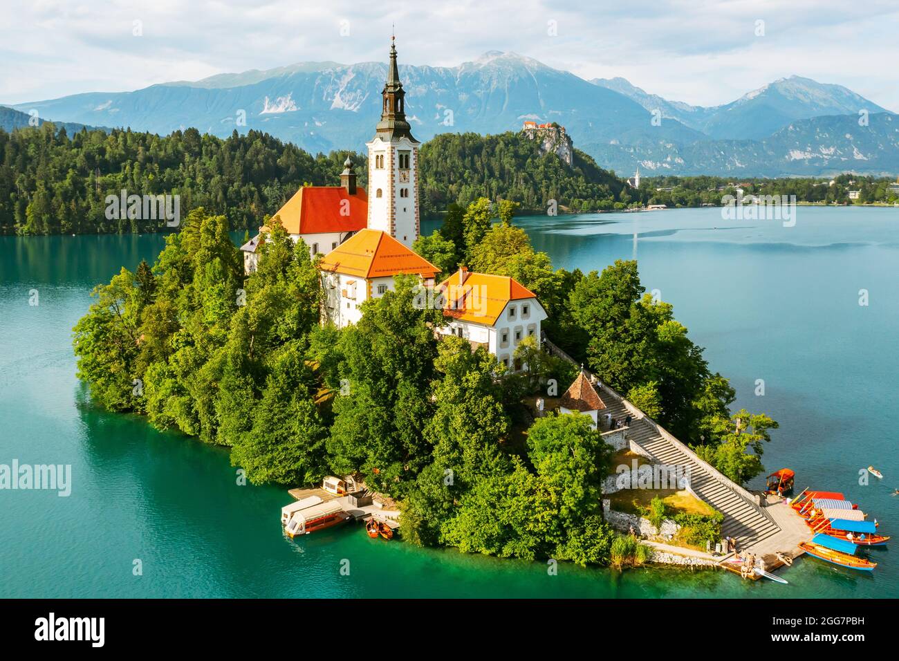 Luftaufnahme des Bleder Sees mit der Annahme der Wallfahrtskirche Maria auf der kleinen Insel im Hintergrund der Julischen Alpen in Slowenien Stockfoto