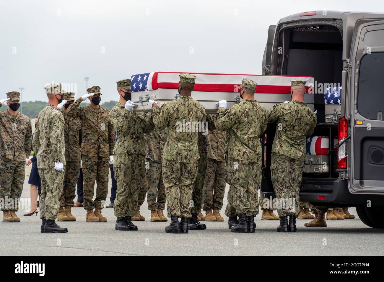 Ein U.S. Navy Carry Team übergibt die Überreste des Navy Hospitalman Maxton W. Soviak aus Berlin Heights, Ohio, 29. August 2021 auf dem Dover Air Force Base, Delaware. Soviak wurde dem 1. Marine Regiment, 1. Marine Division, Camp Pendleton, Kalifornien, zugewiesen. . (USA Luftwaffe Foto von Jason Minto) Stockfoto