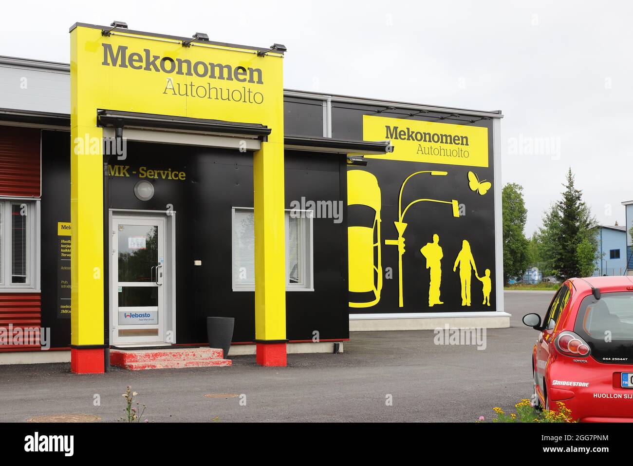 Tornio, Finnland - 22. August 2021: Außenansicht der JMK-Service Mekonomen Auto-Reparatur- und Service-Anlage. Stockfoto