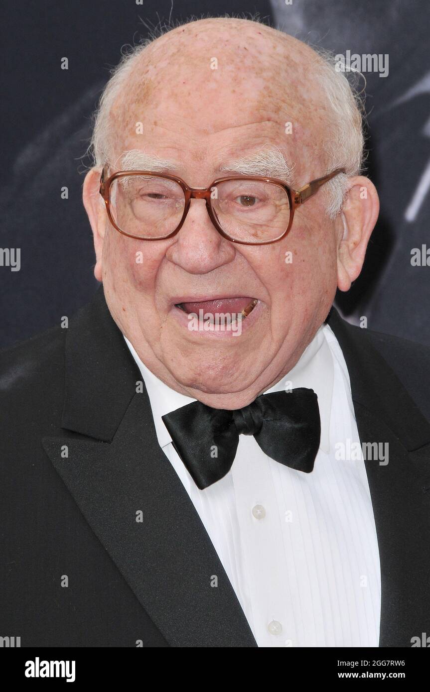 Los Angeles, USA. Juni 2016. Ed Asner kommt bei der 44. American Film Institute Life Achievement Award Gala Tribute to John Williams an, die am Donnerstag, den 9. Juni 2016, im Dolby Theater in Hollywood, CA, stattfand. (Foto: Sthanlee B. Mirador) *** Bitte nutzen Sie die Gutschrift aus dem Credit Field *** Credit: SIPA USA/Alamy Live News Stockfoto