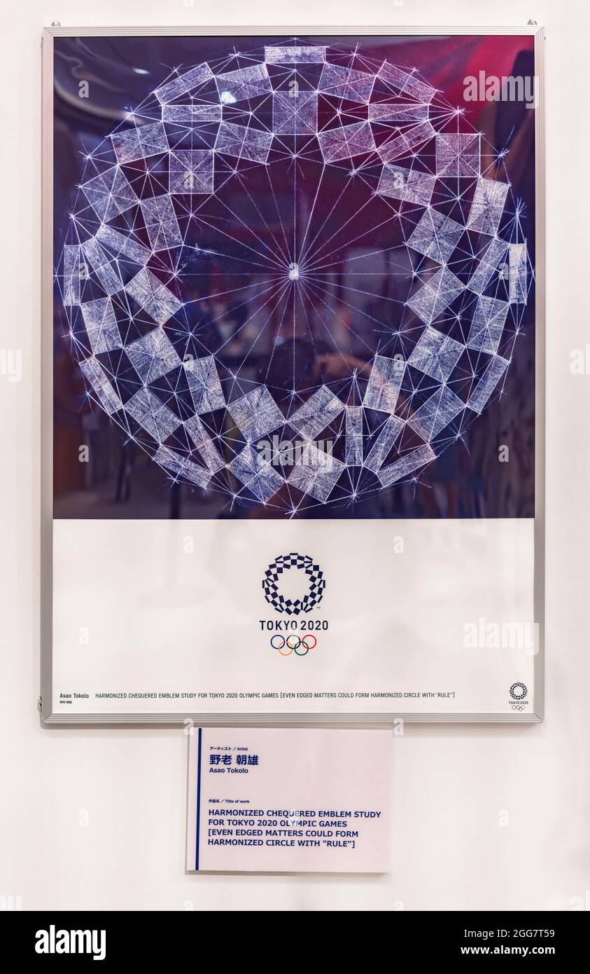 tokio, japan - august 24 2021: Plakat des harmonisierten karierten Emblems der Olympischen Sommerspiele 2020 in Tokio, entworfen von Asao Tokolo, bei Sports Oly Stockfoto