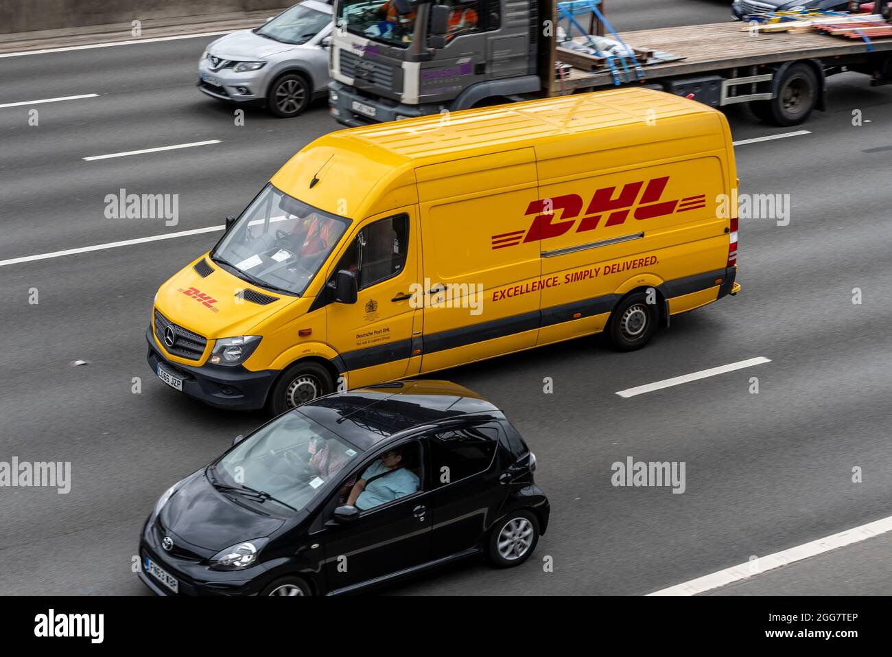 DHL-Transporter fährt auf der M25 mit Autos und einem LKW mit  Geschwindigkeit Stockfotografie - Alamy