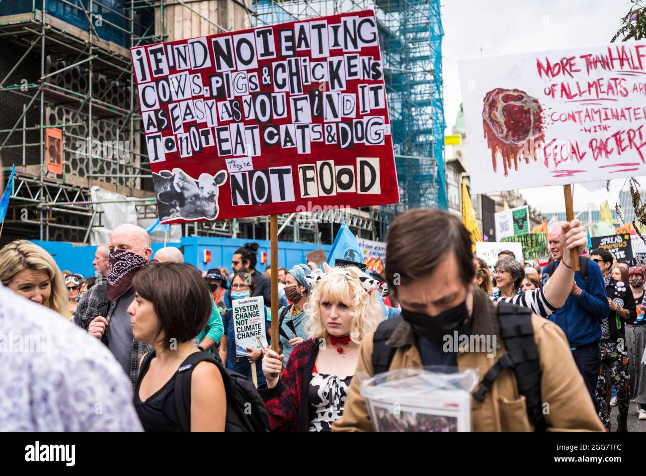 National Animal Rights March, organisiert von Animal Rebellion and Extinction Rebellion in der City of London, England, Großbritannien. Mehrere tausend Menschen schlossen sich der Gruppe an, die sich für die Umstellung unseres Ernährungssystems auf ein pflanzenbasiertes System zur Bekämpfung der Klimanotlage eingesetzt hat. August 28 2021 Stockfoto