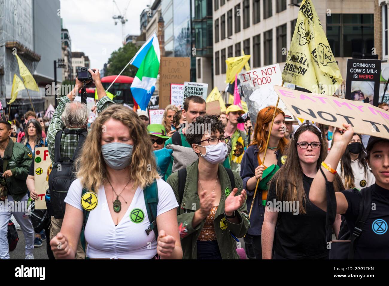 National Animal Rights March, organisiert von Animal Rebellion and Extinction Rebellion in der City of London, England, Großbritannien. Mehrere tausend Menschen schlossen sich der Gruppe an, die sich für die Umstellung unseres Ernährungssystems auf ein pflanzenbasiertes System zur Bekämpfung der Klimanotlage eingesetzt hat. August 28 2021 Stockfoto