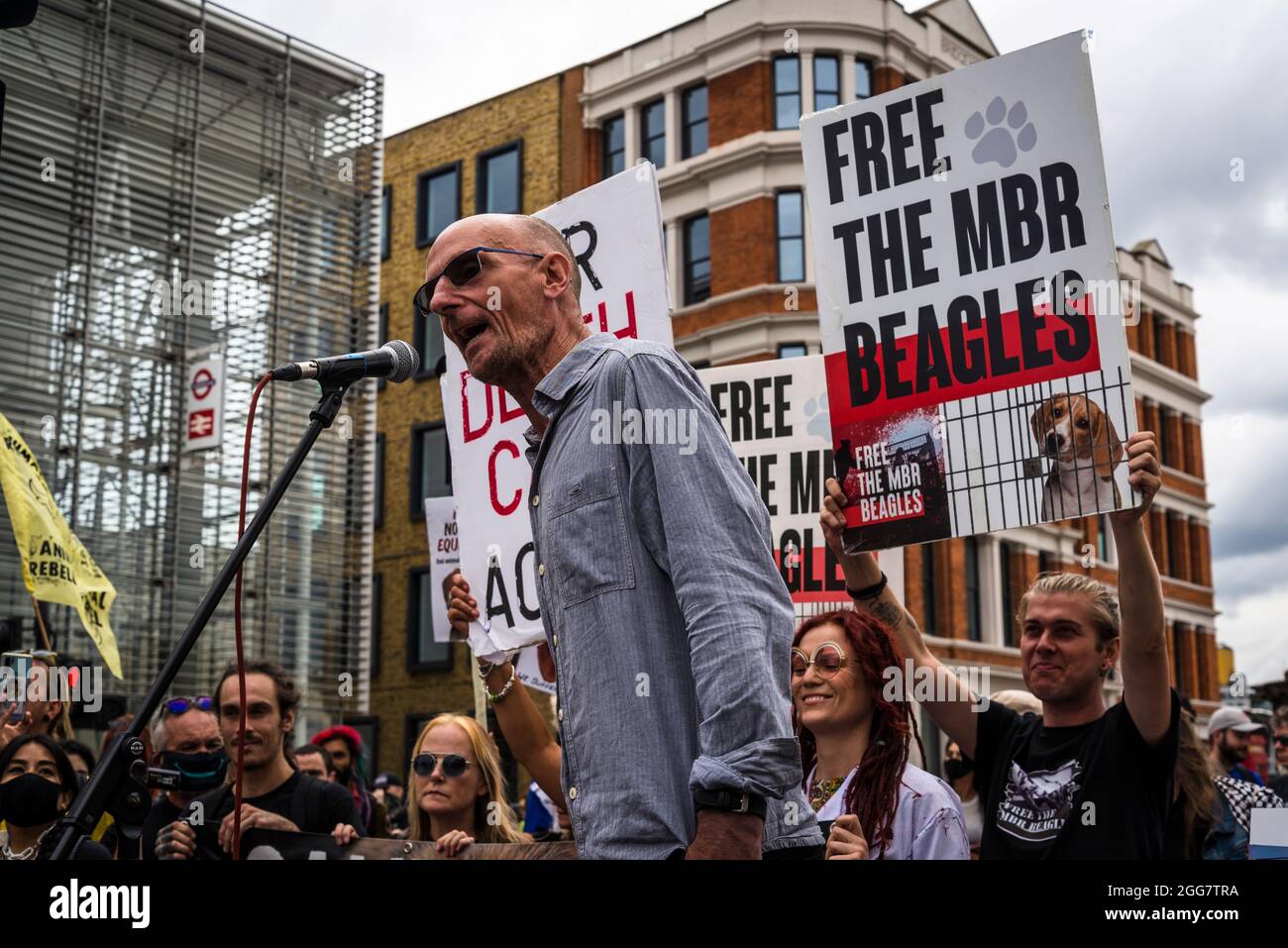 Veteran Protestor spricht beim National Animal Rights March, organisiert von Animal Rebellion and Extinction Rebellion in der City of London, England, Großbritannien. August 28 2021 Stockfoto