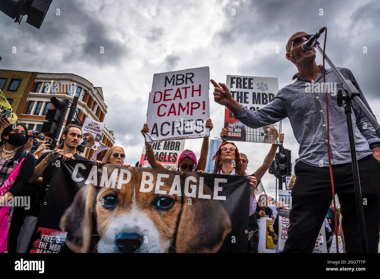 Veteran Protestor spricht beim National Animal Rights March, organisiert von Animal Rebellion and Extinction Rebellion in der City of London, England, Großbritannien. August 28 2021 Stockfoto