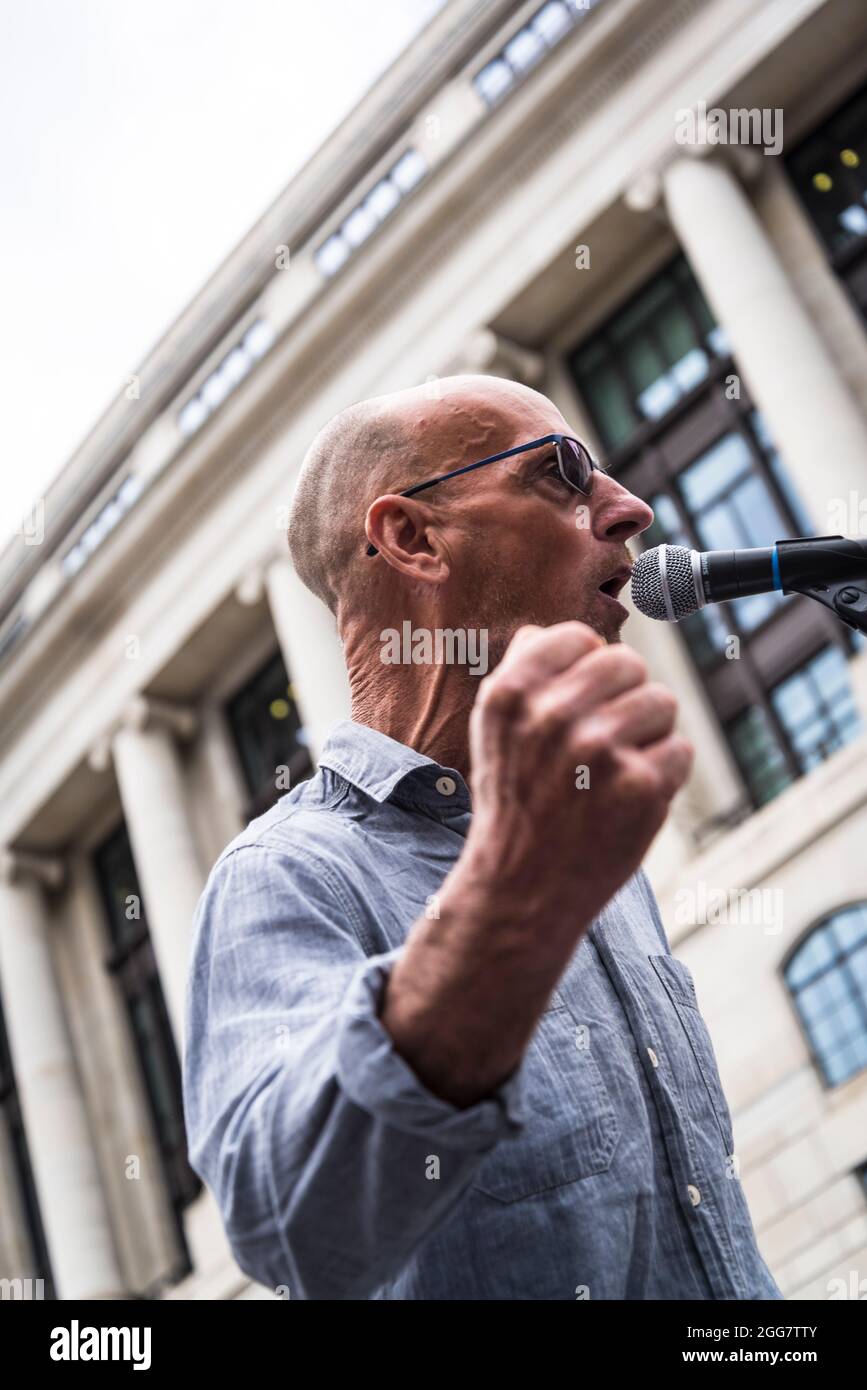 Veteran Protestor spricht beim National Animal Rights March, organisiert von Animal Rebellion and Extinction Rebellion in der City of London, England, Großbritannien. August 28 2021 Stockfoto