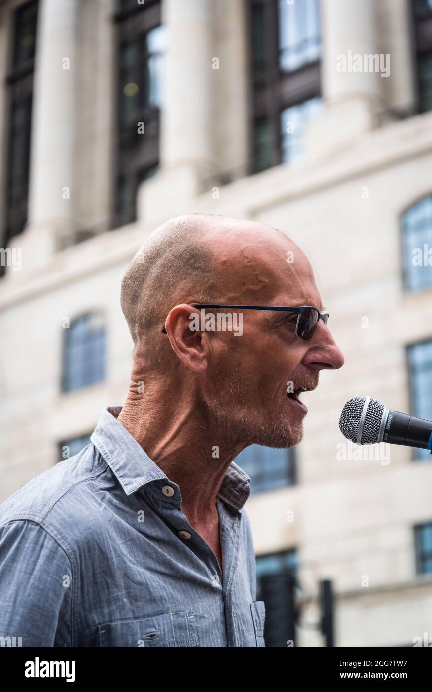 Veteran Protestor spricht beim National Animal Rights March, organisiert von Animal Rebellion and Extinction Rebellion in der City of London, England, Großbritannien. August 28 2021 Stockfoto