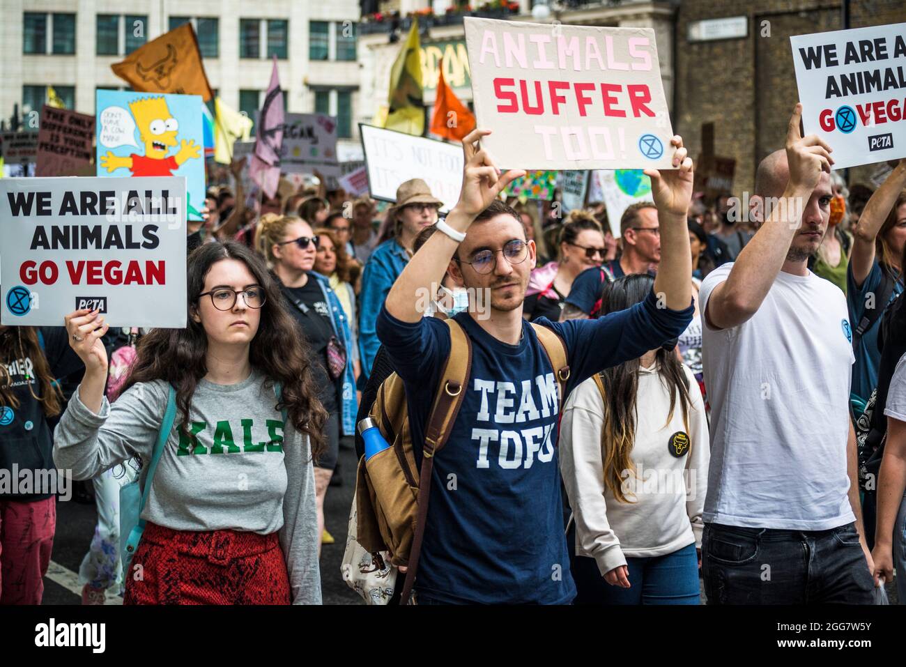 Tiere leiden auch, , National Animal Rights March, organisiert von Animal Rebellion and Extinction Rebellion in der City of London, England, Großbritannien. Mehrere tausend Menschen schlossen sich der Gruppe an, die sich für die Umstellung unseres Ernährungssystems auf ein pflanzenbasiertes System zur Bekämpfung der Klimanotlage eingesetzt hat. August 28 2021 Stockfoto