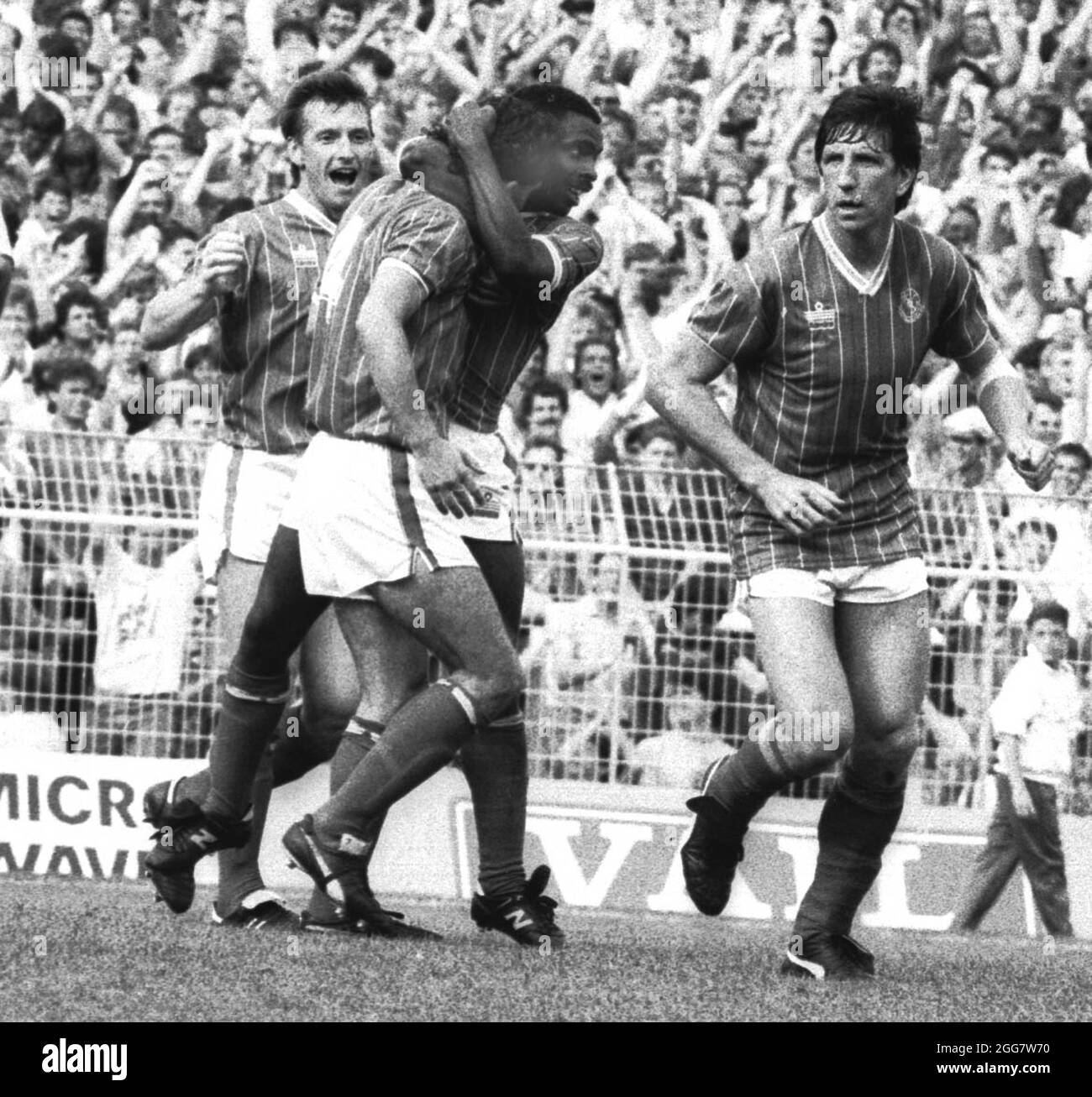 PORTSMOUTH V SOUTHAMPTON. VINCE HILAIRE GRATULIERT CLIVE WHITEHEAD NACH DEM TREFFER GEGEN SOTHAMPTON. KENNY SWAIN UND PAUL MARINER NEHMEN AN DEN FEIERLICHKEITEN TEIL PIC MIKE WALKER, 1987 Stockfoto