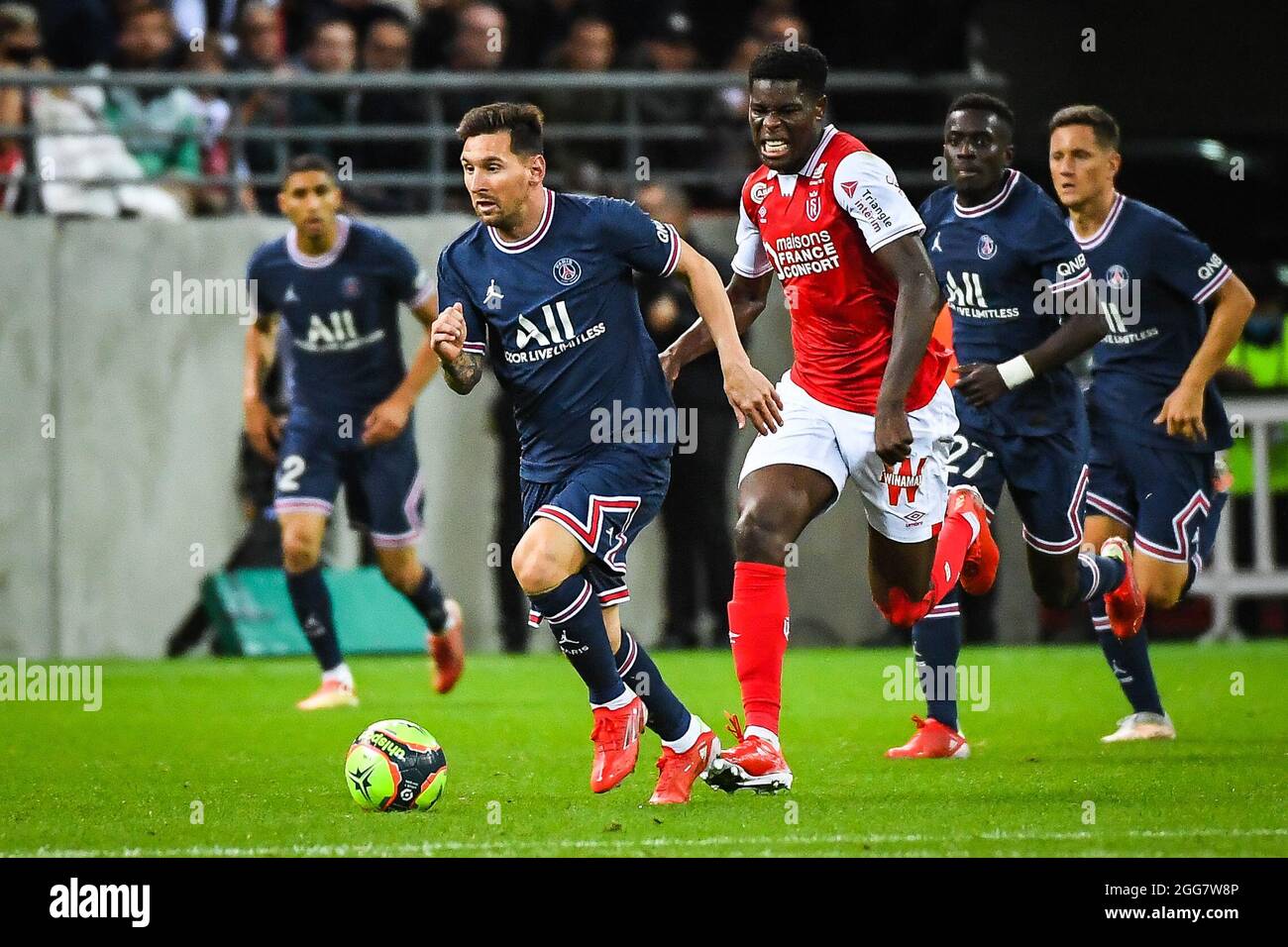 Nantes, Frankreich, Frankreich. August 2021. Lionel (Leo) MESSI von PSG und Marshall MUNETSI von Reims während des Ligue 1-Spiels zwischen Paris Saint-Germain (PSG) und Stade Reims am 29. August 2021 im Stade Auguste Delaune in Reims, Frankreich. (Bild: © Matthieu Mirville/ZUMA Press Wire) Stockfoto