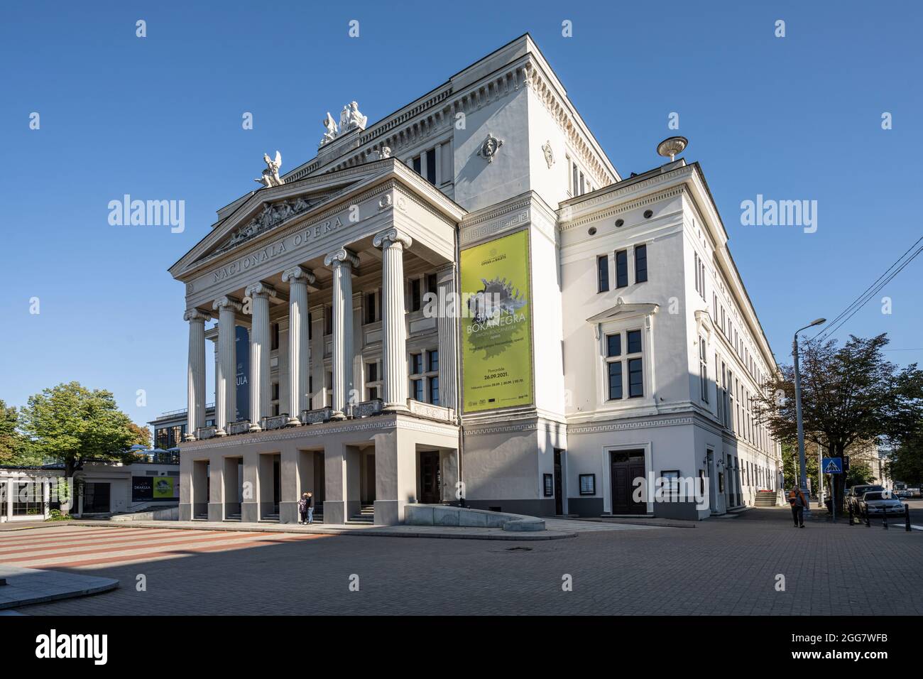 Riga, Lettland. August 2021. Außenansicht des Palastes der Lettischen Nationaloper im Stadtzentrum Stockfoto