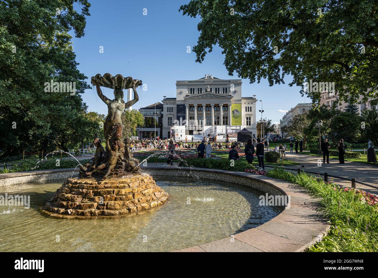 Riga, Lettland. August 2021. Der Brunnen im Park vor dem Palast der Lettischen Nationaloper im Stadtzentrum Stockfoto
