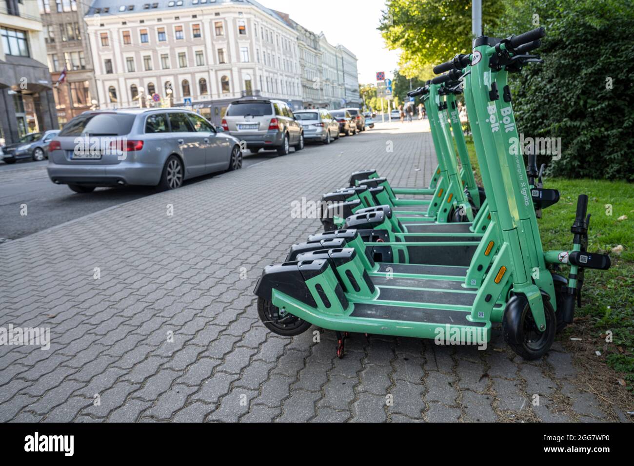 Riga, Lettland. 2021. August. Einige Elektroroller zur Miete auf einem Bürgersteig im Stadtzentrum Stockfoto