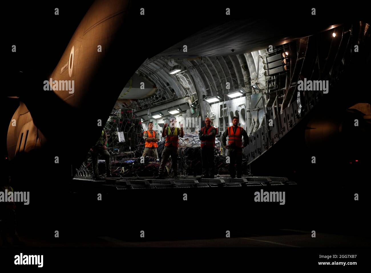 Britisches Militärpersonal bereitet sich darauf vor, Fracht aus einem C-17-Flugzeug bei RAF Brize Norton, Oxfordshire, zu entfernen. Die letzten britischen Truppen und diplomatischen Mitarbeiter wurden am Samstag aus Kabul mit dem Flugzeug abgeflogen, was das 20-jährige Engagement Großbritanniens in Afghanistan und eine zweiwöchige Operation zur Rettung britischer Staatsbürger und afghanischer Verbündete zum Abschluss gebracht hat. Bilddatum: Sonntag, 29. August 2021. Stockfoto