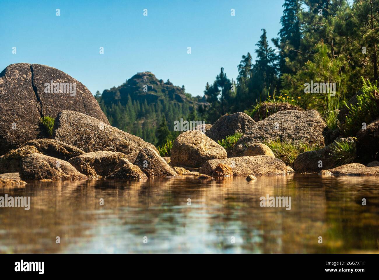 Panoramablick auf den Berg und die Felsen, die sich im ruhigen Flusswasser spiegeln - Copy Space, Portugal, Nationalpark von Geres, selektiver Fokus Stockfoto