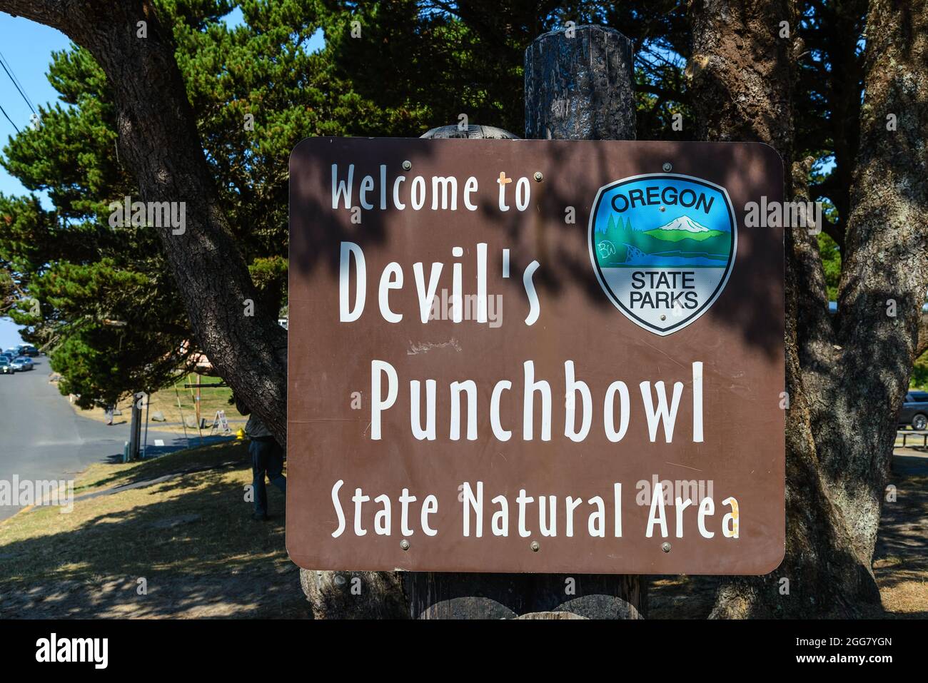 Schild für Devils Punchbowl State Natural Area an der Küste von Zentral-Oregon, USA. Stockfoto