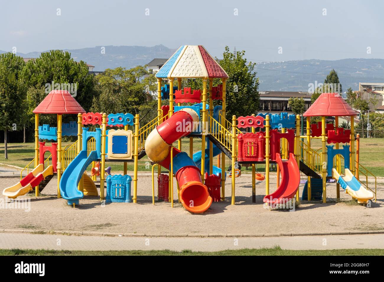 Farbenfroher Spielplatz. Kinderrutschen und Spielplatz aus Kunststoff Stockfoto